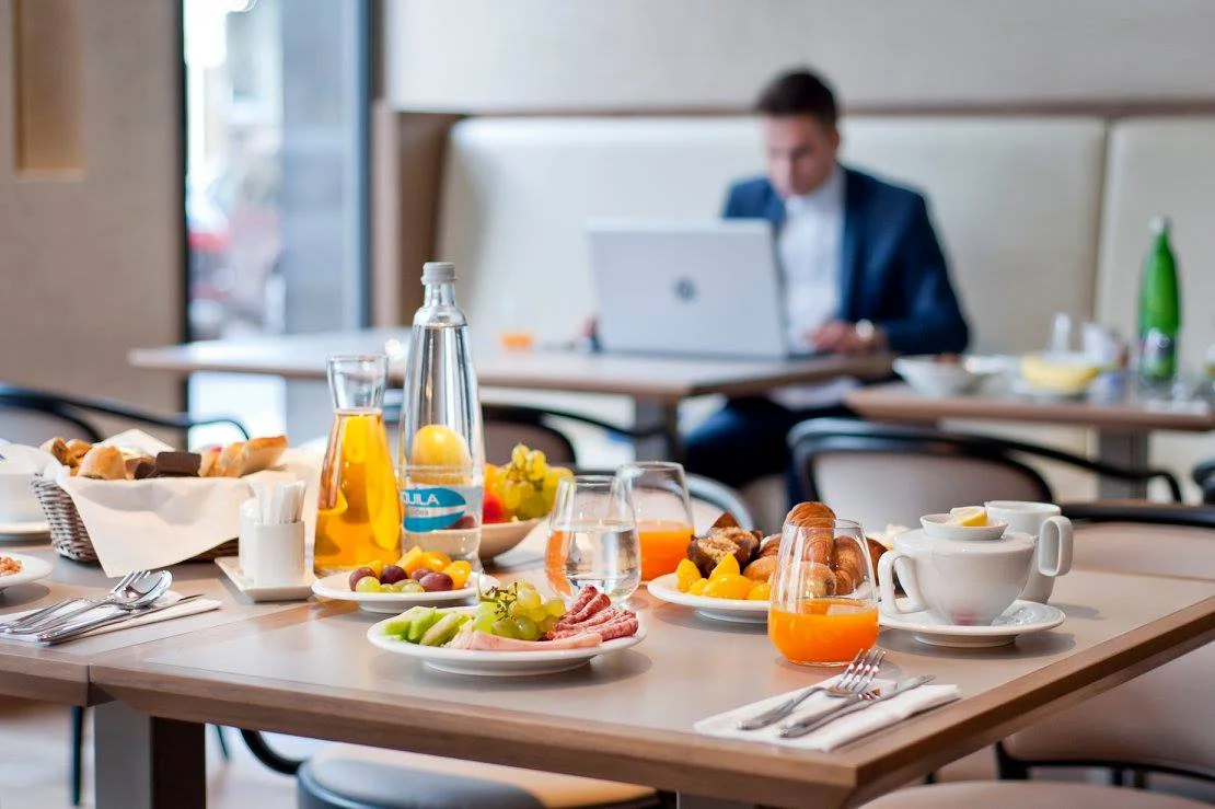 Moderní hotel na Rohanském nábřeží s bohatými snídaněmi
