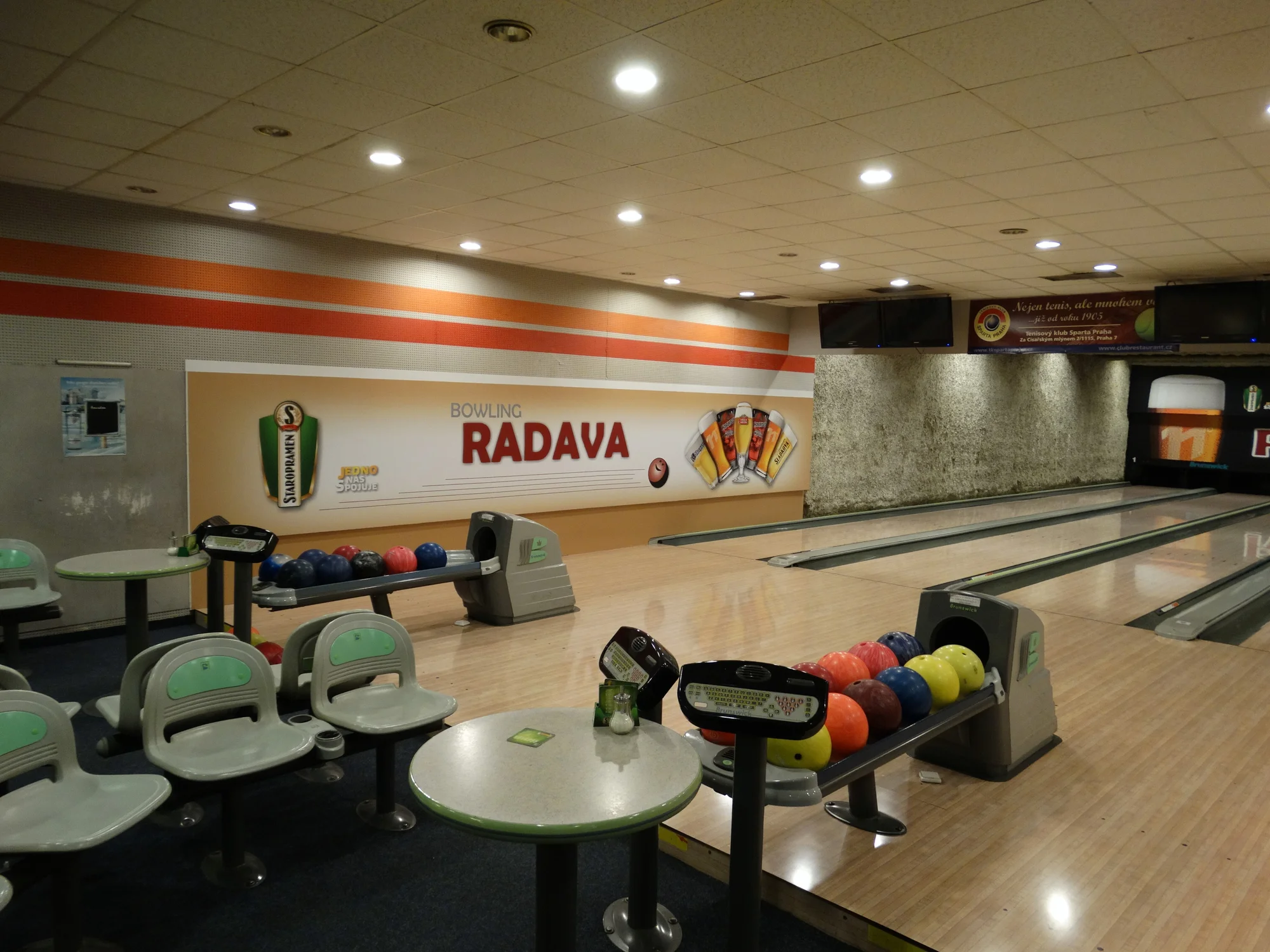 Hoďte to tam: hodina bowlingu s přáteli a 4 piva nebo točené limonády