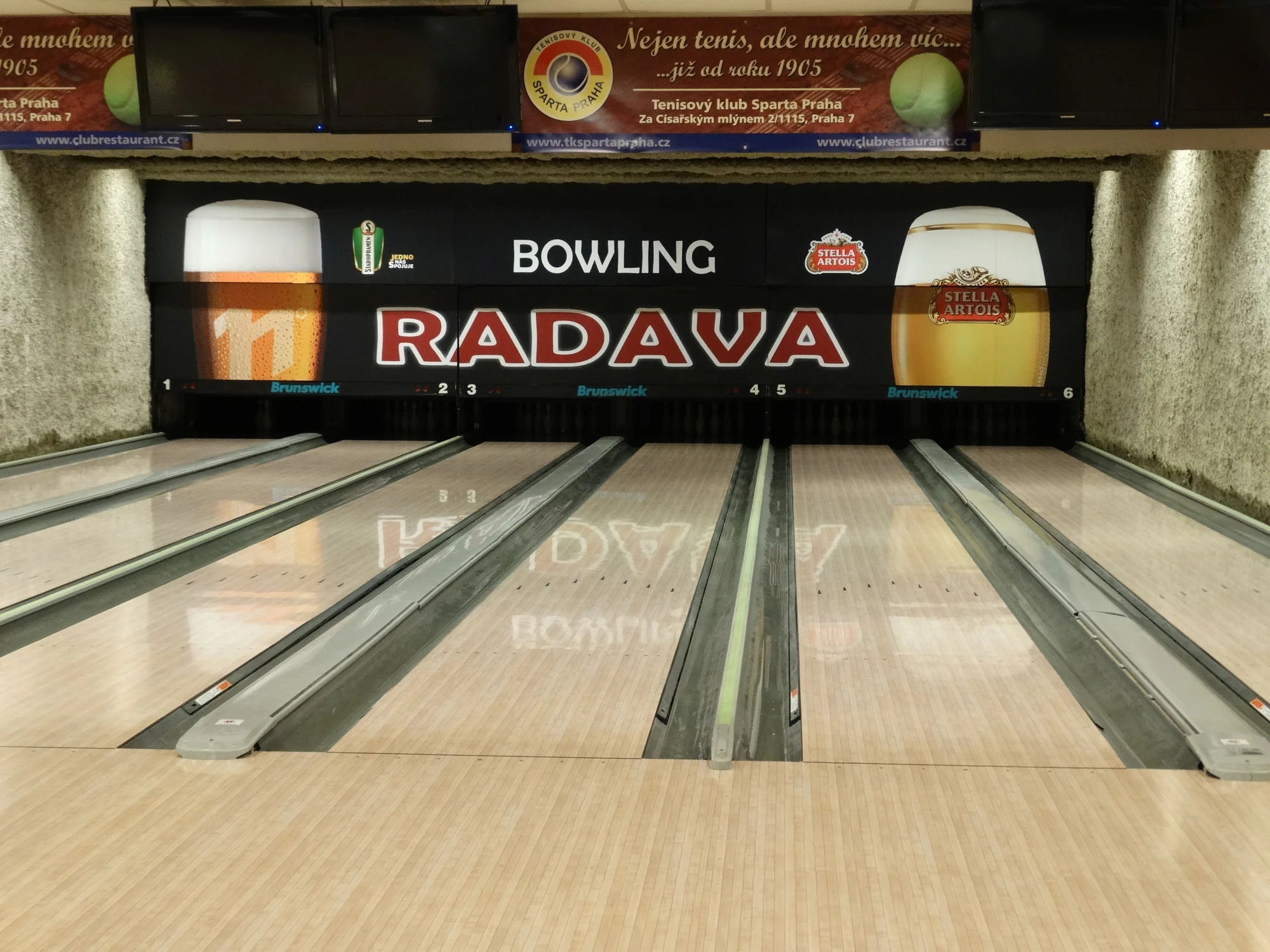 Hoďte to tam: hodina bowlingu s přáteli a 4 piva nebo točené limonády