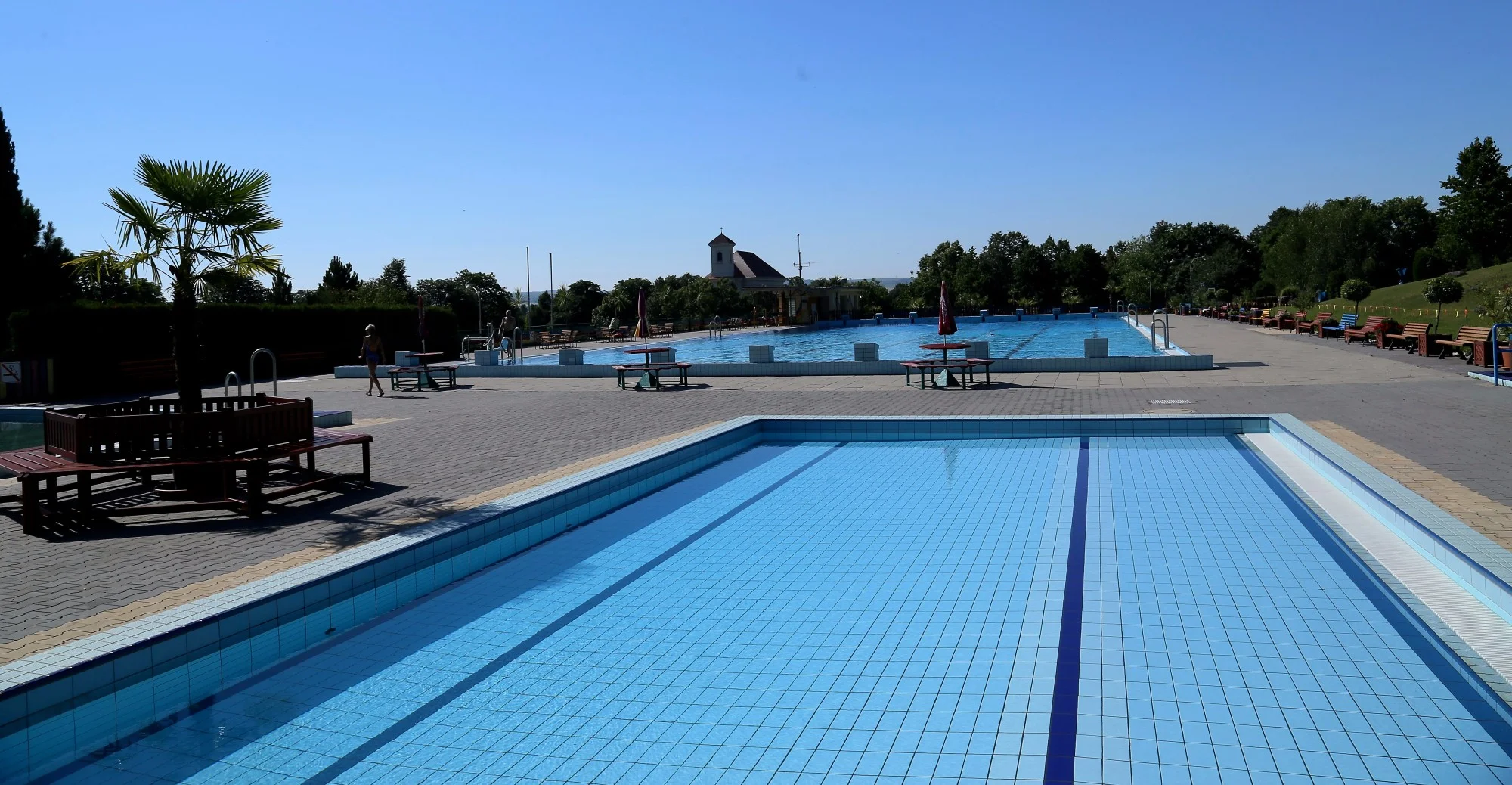 Užijte si léto u vody: celodenní vstup na koupaliště Slavkov pro dospělé i rodinu