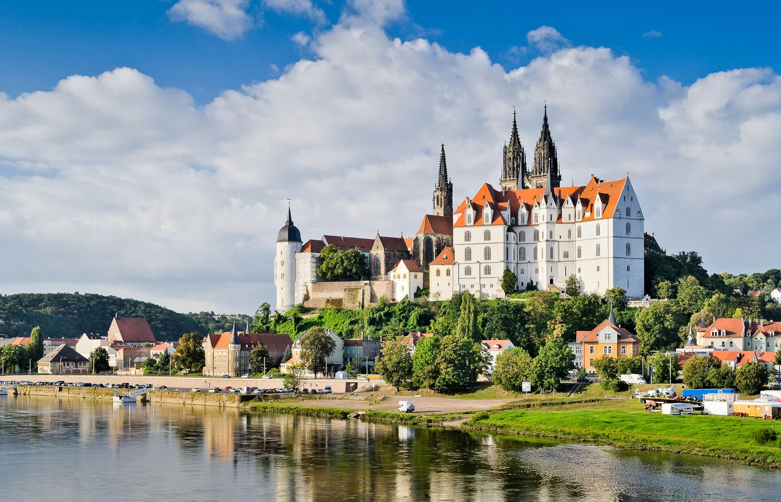 Dárkový lodní lístek na plavbu lodí s obědem, živou hudbou, ochutnávkou sektů a průvodcem: Popelčin zámek Moritzburg, historická Míšeň a autobusem zpět