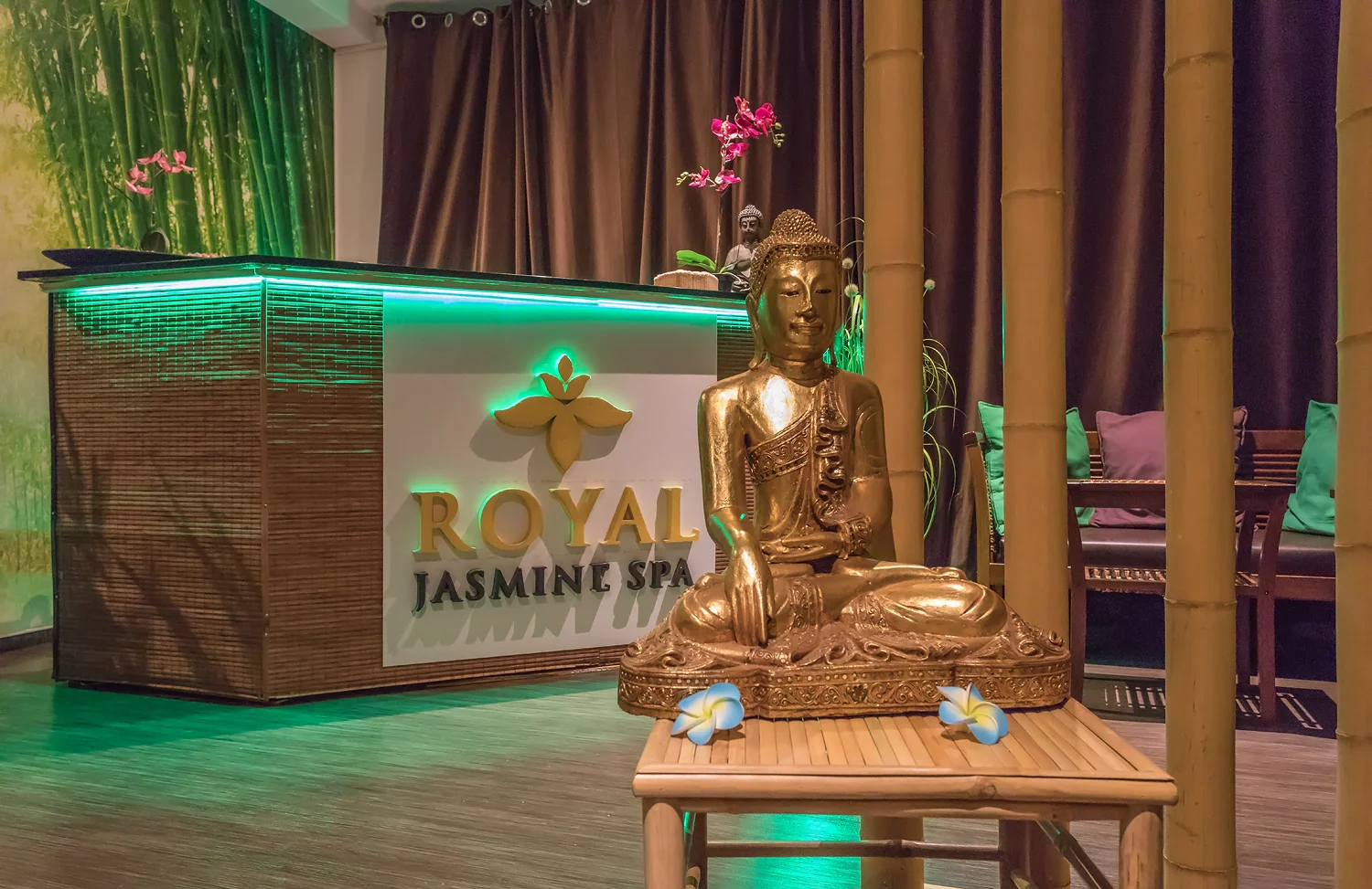Letní balíčky: dovolená s thajskou masáží dle výběru, aroma lázeň i maska v Royal Jasmine Spa