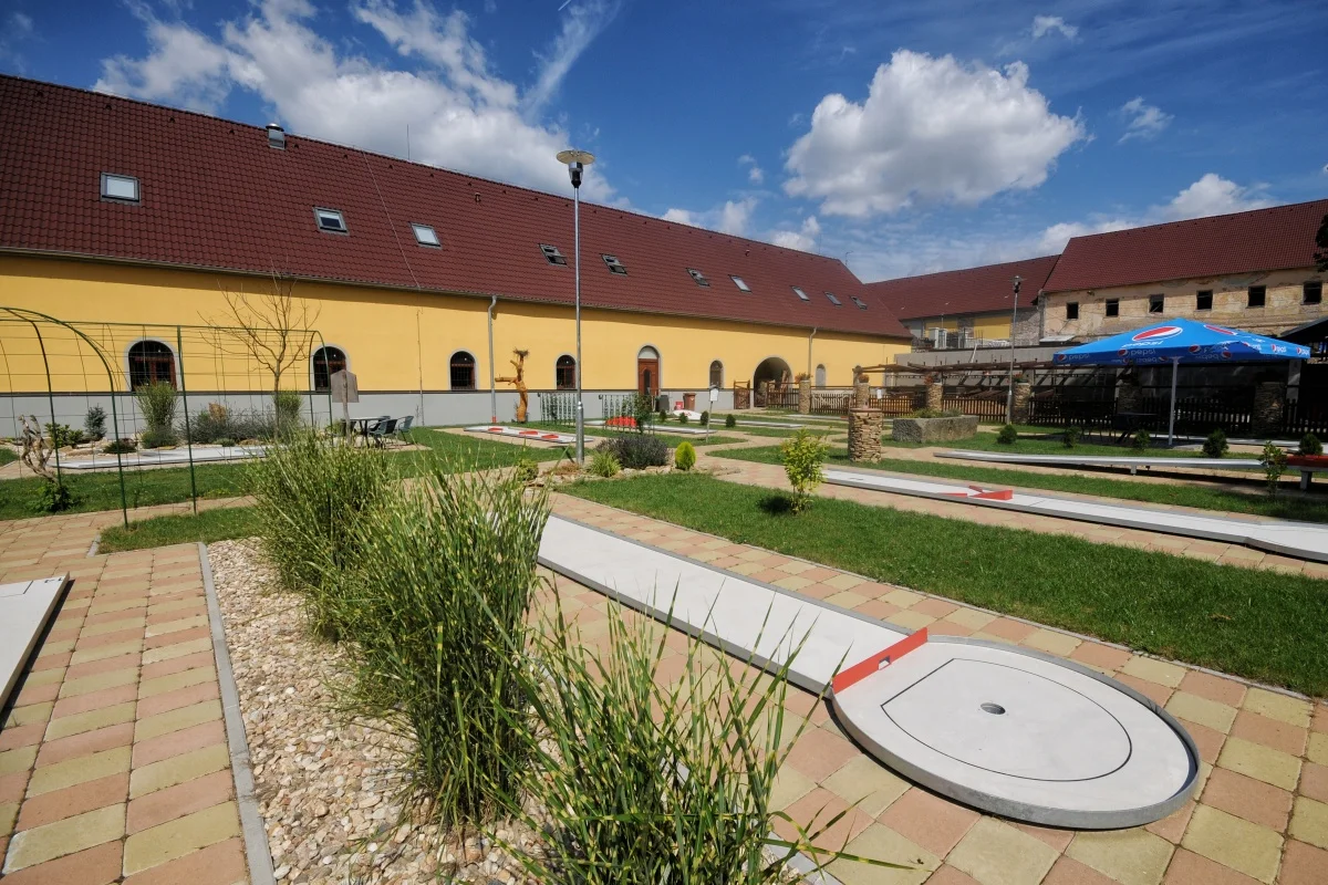 Celodenní vstup na minigolf pro 2 osoby nebo celou rodinu a nápoj k tomu