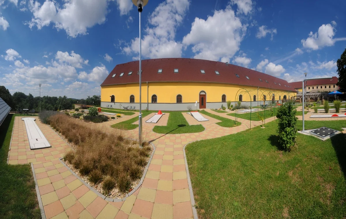 Celodenní vstup na minigolf pro 2 osoby nebo celou rodinu a nápoj k tomu