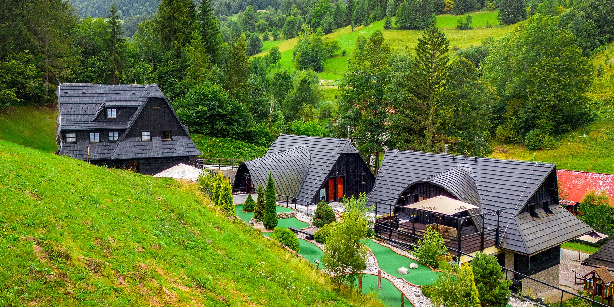 Pobyt v dřevěnicích v Malé Fatře: wellness, strava i golf