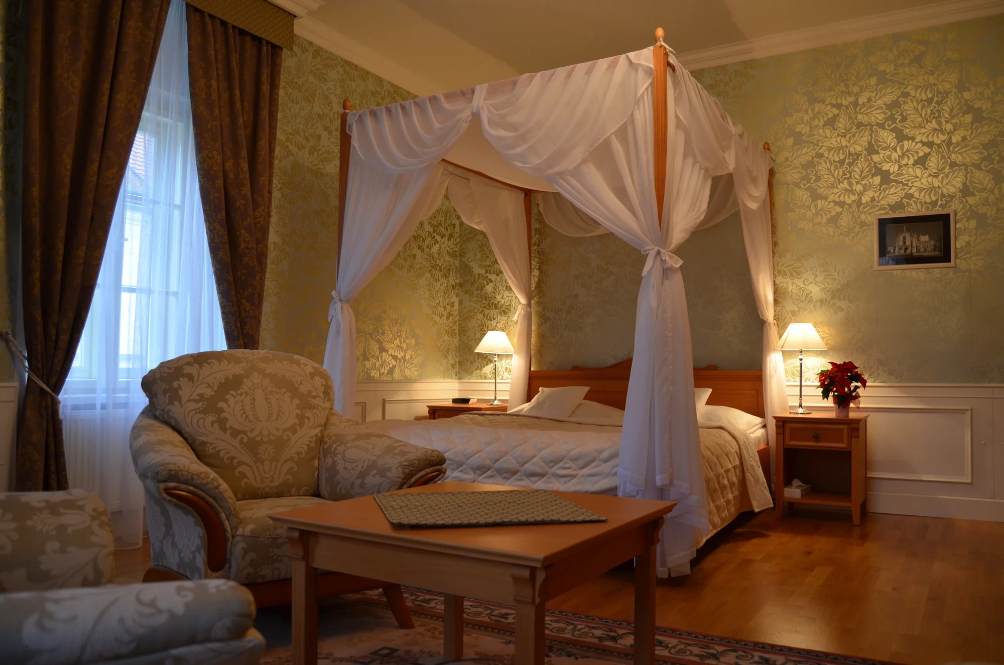 Dovolená v Zámeckém hotelu Lednice: terasa s výhledem na zámek, snídaně či polopenze a víno