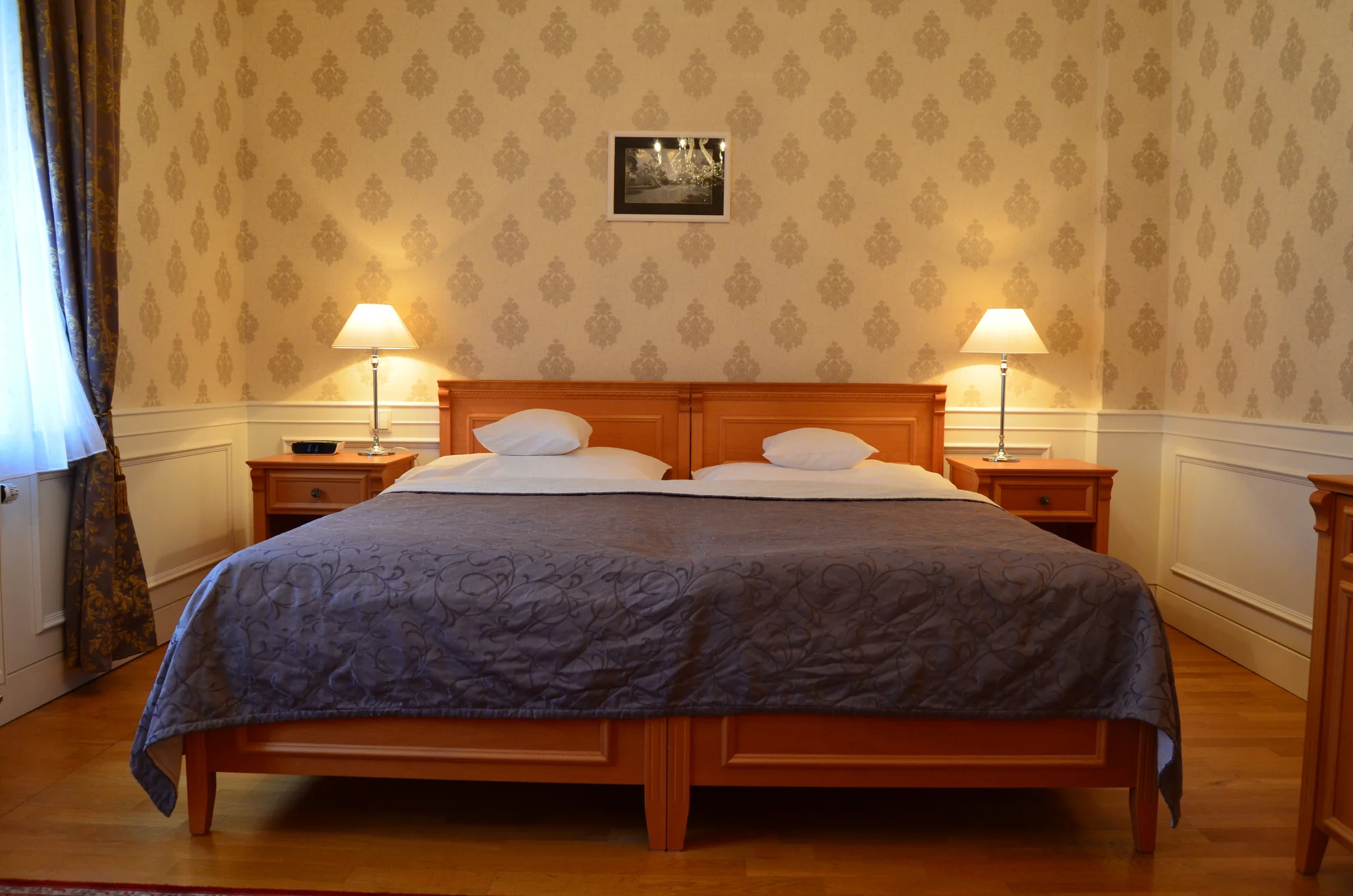 Dovolená v Zámeckém hotelu Lednice: terasa s výhledem na zámek, snídaně či polopenze a víno