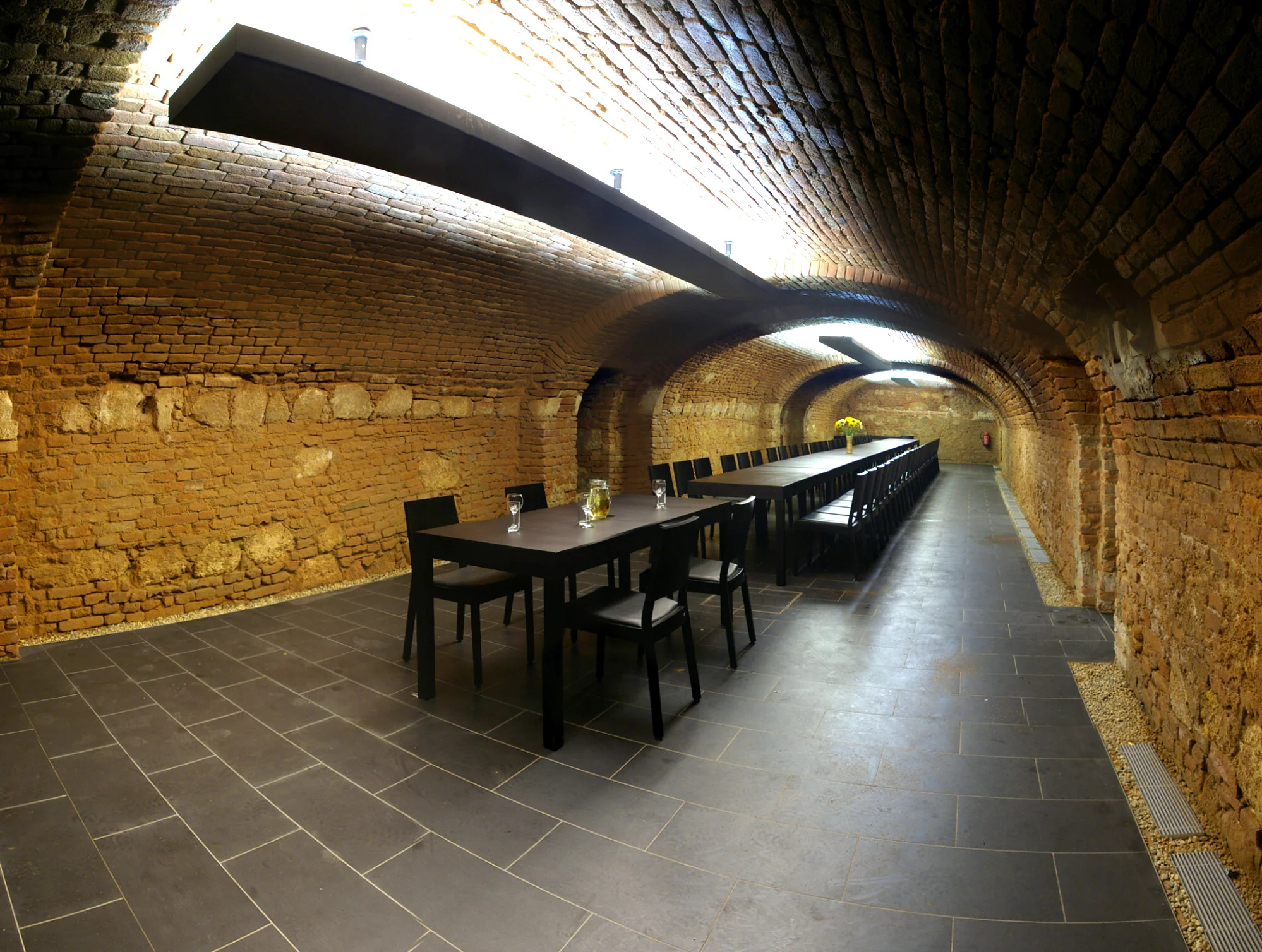 Dovolená v Zámeckém hotelu Lednice: terasa s výhledem na zámek, snídaně či polopenze a víno