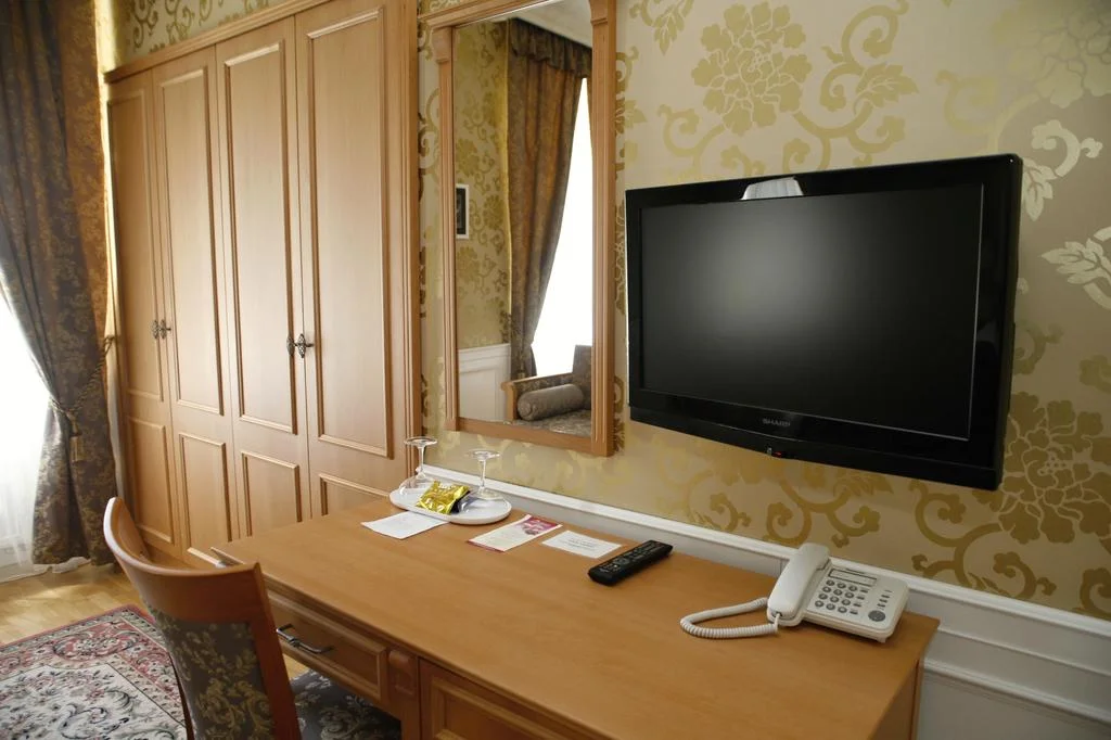 Dovolená v Zámeckém hotelu Lednice: terasa s výhledem na zámek, snídaně či polopenze a víno