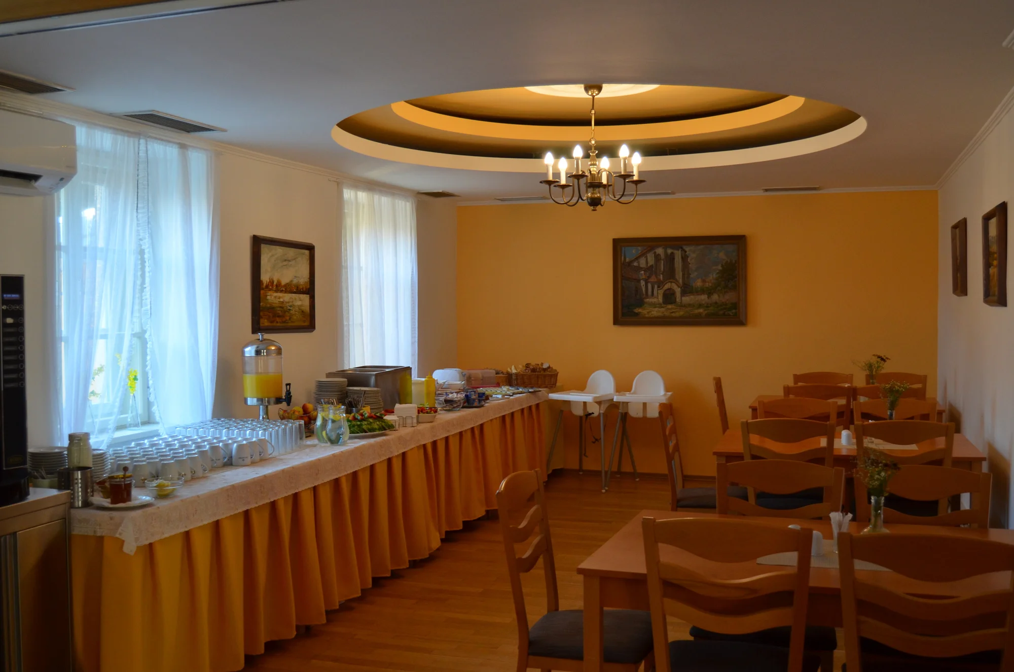 Dovolená v Zámeckém hotelu Lednice: terasa s výhledem na zámek, snídaně či polopenze a víno