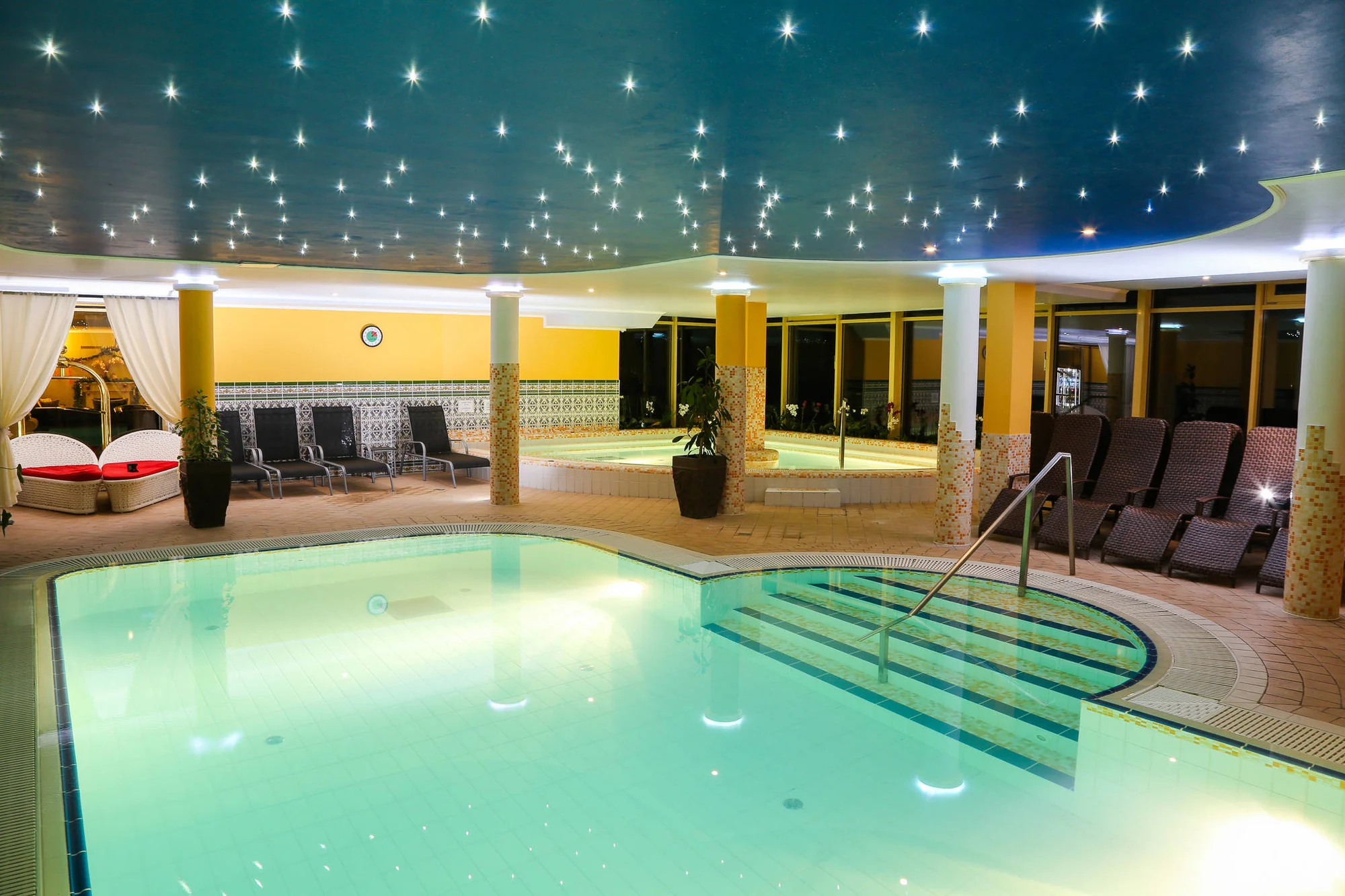Zrekonstruovaný hotel v maďarském Miskolci: snídaně či polopenze, lázně a krásná příroda pohoří Bükk
