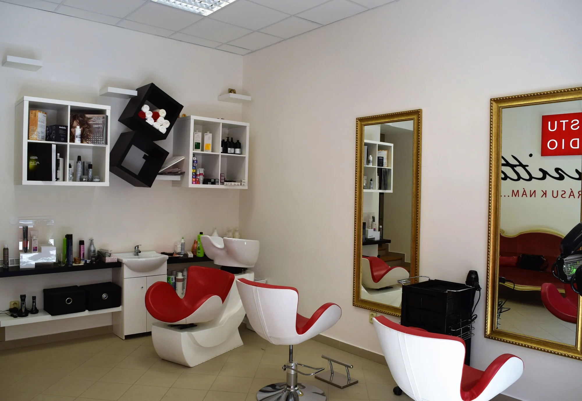 Kadeřnické balíčky: melír, precizní střih s vlasovou regenerací či barvení vlasů i keratin
