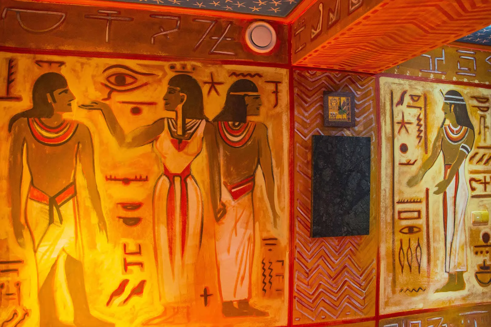 Relax v pyramidě v egyptském stylu pro 2 osoby: privátní vířivka a slaný bazén v čase 11:00–15:00