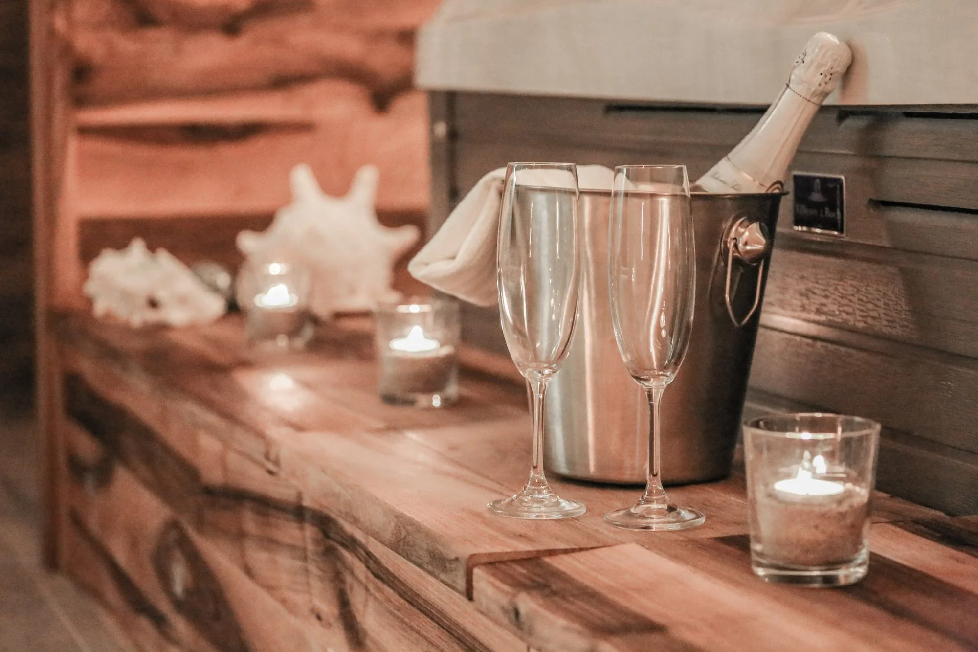 Elegantní privátní wellness pro dva na 2-3 hodiny: vířivka, sauna i lahev prosecca