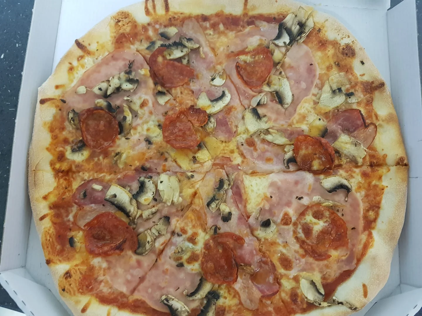 Pizza v Bohnicích podle výběru: 40 cm nebo 2 pizzy o průměru 32 cm