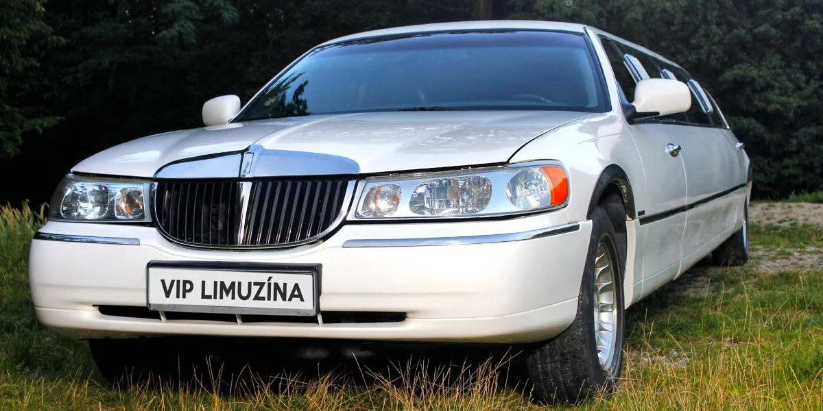 Oslavte to luxusně: pronájem luxusní limuzíny s řidičem a sekt až pro 8 osob