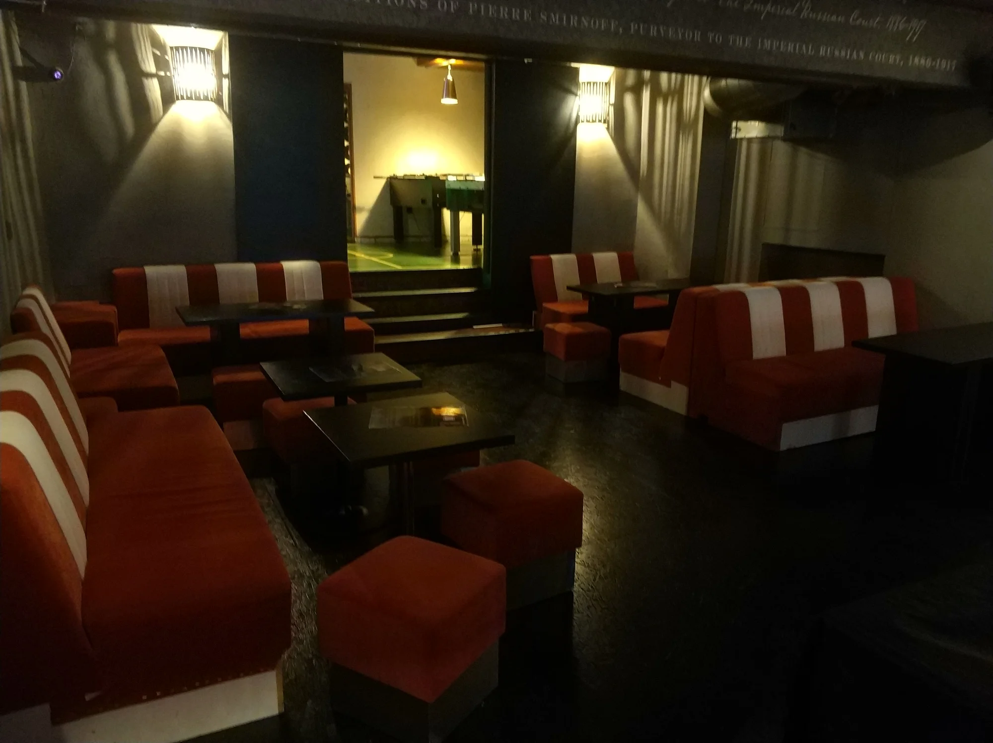 Večer v baru rest.art: hodina kulečníku, šipek nebo kino s občerstvením