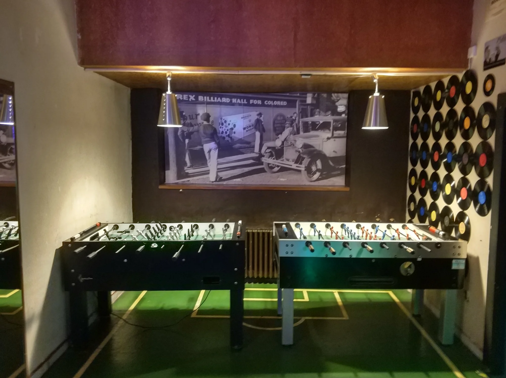 Večer v baru rest.art: hodina kulečníku, šipek nebo kino s občerstvením