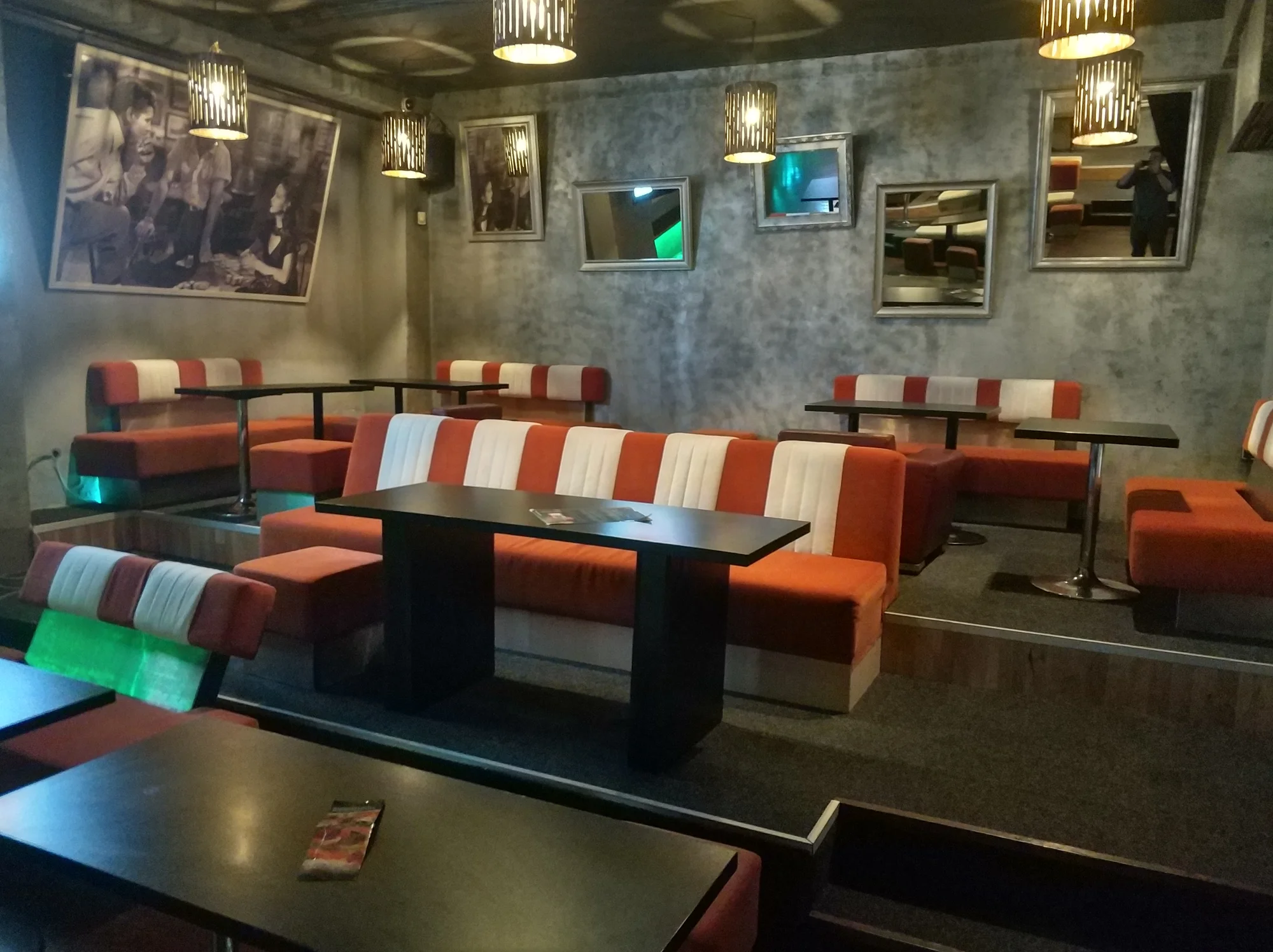 Večer v baru rest.art: hodina kulečníku, šipek nebo kino s občerstvením