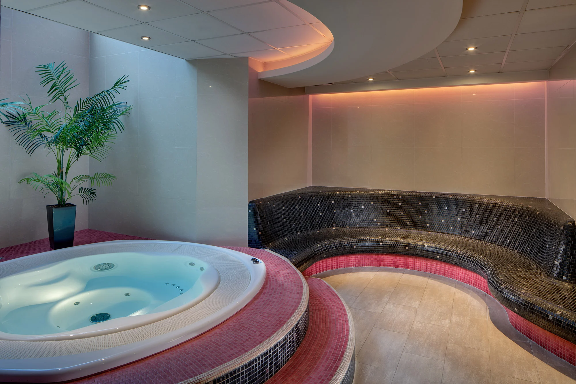 Sami nebo v páru či s rodinou do Brna: hotel se střešním wellness, snídaně i večeře