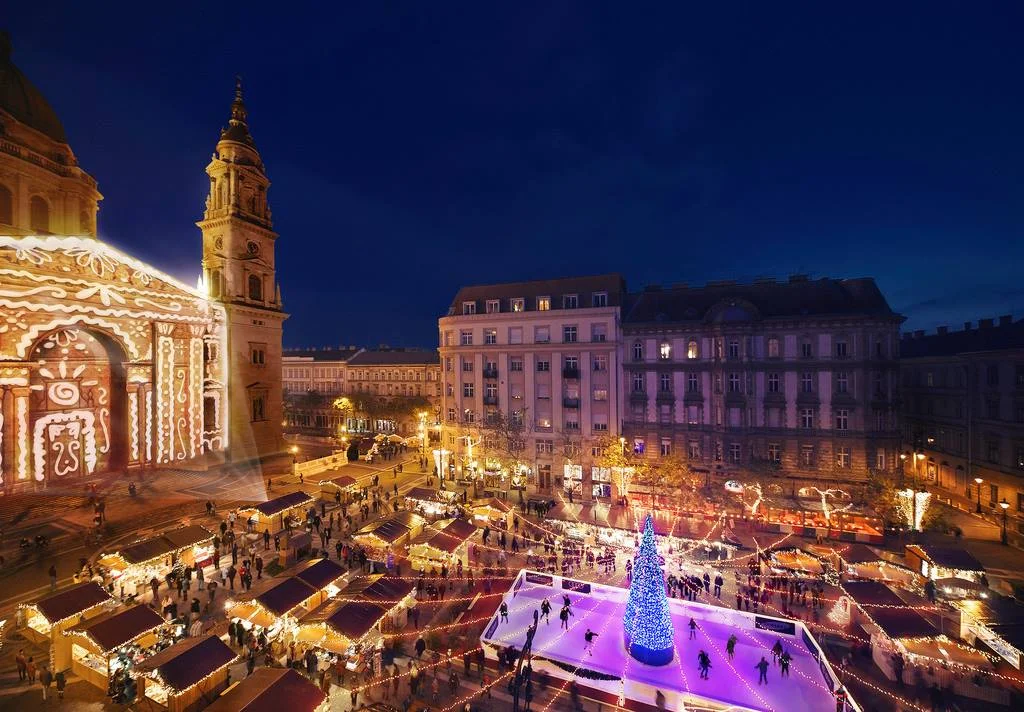 Adventní výlet do Budapešti s průvodcem: doprava, trhy, vánoční tramvaj i památky