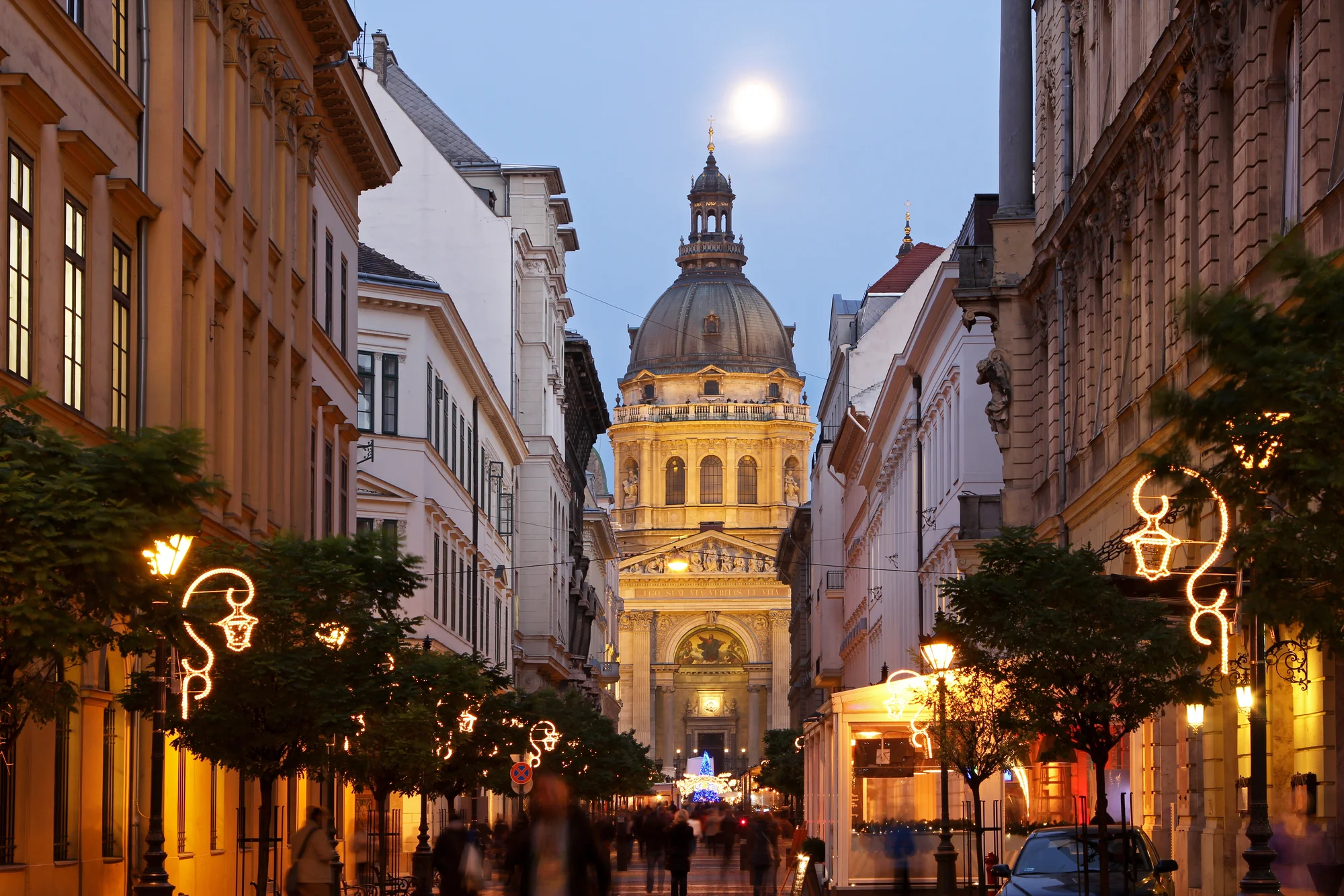 Adventní výlet do Budapešti s průvodcem: doprava, trhy, vánoční tramvaj i památky