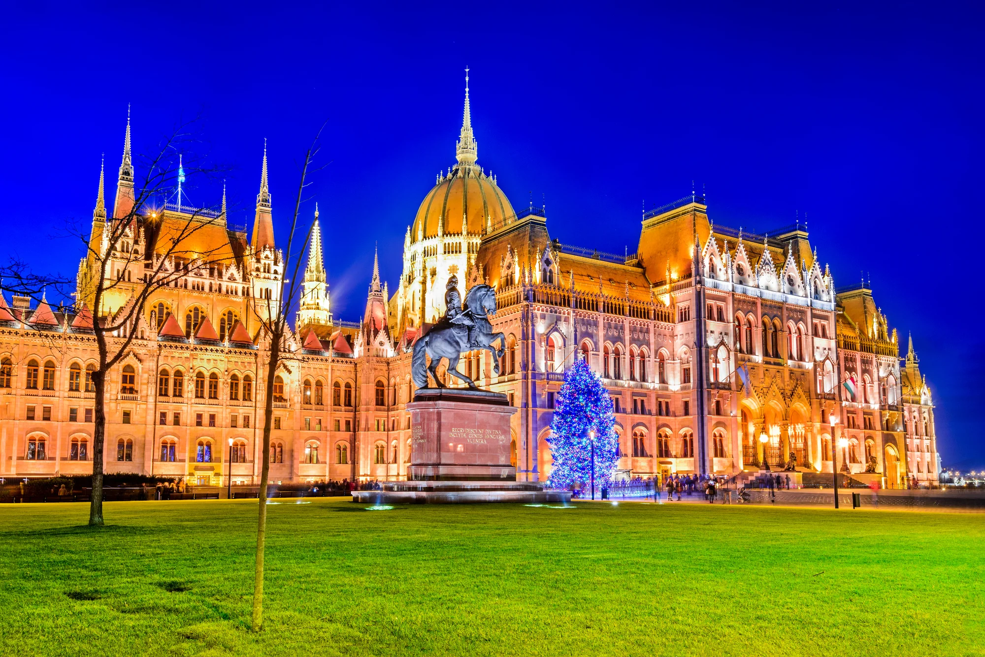 Adventní výlet do Budapešti s průvodcem: doprava, trhy, vánoční tramvaj i památky