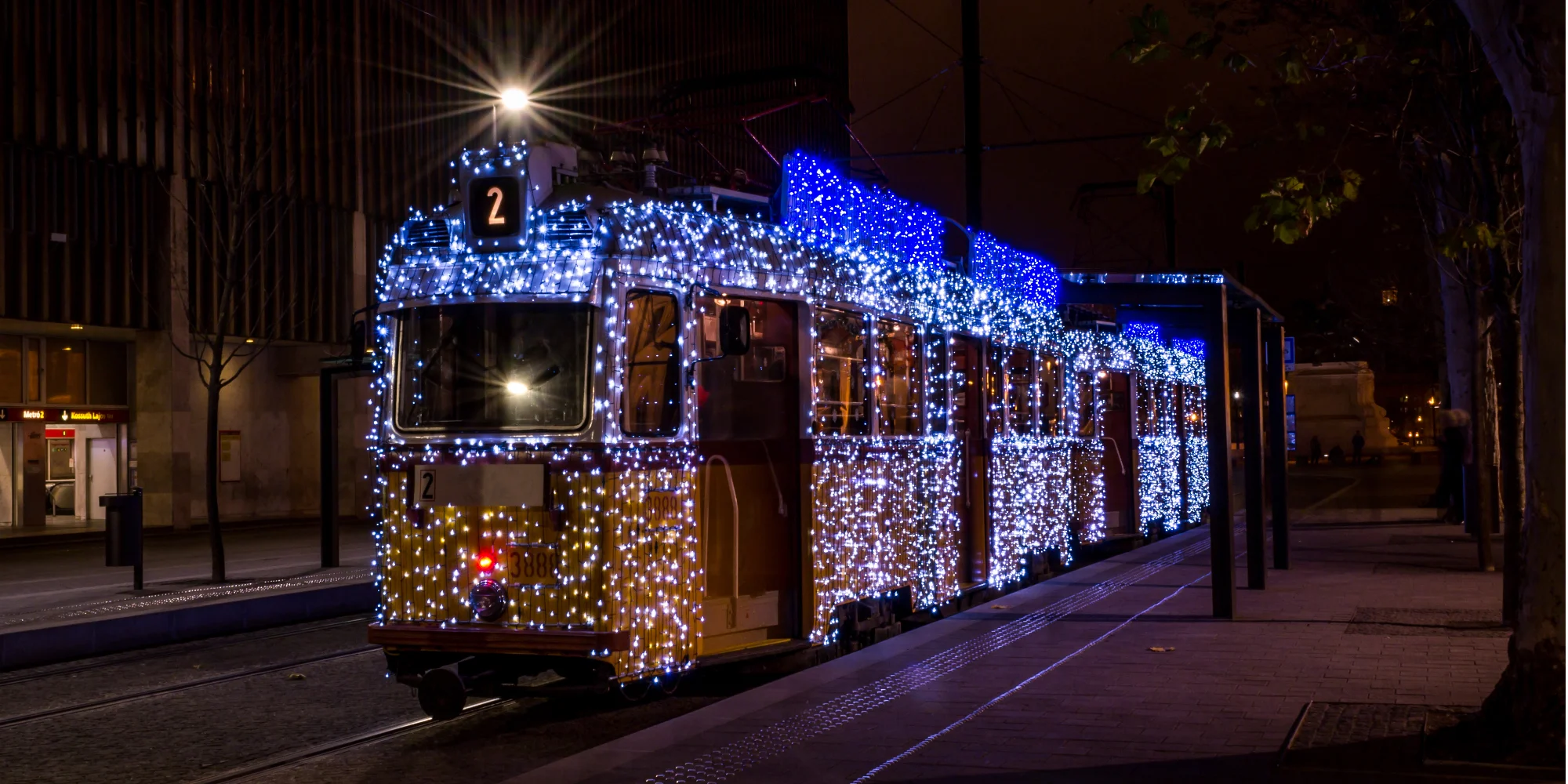 Adventní výlet do Budapešti s průvodcem: doprava, trhy, vánoční tramvaj i památky