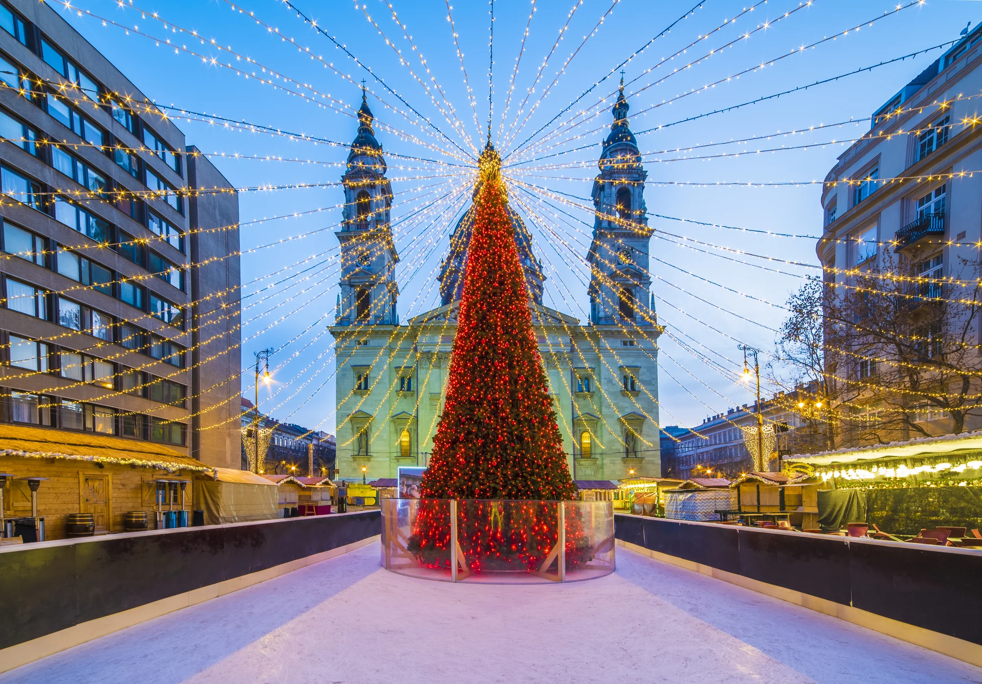 Adventní výlet do Budapešti s průvodcem: doprava, trhy, vánoční tramvaj i památky