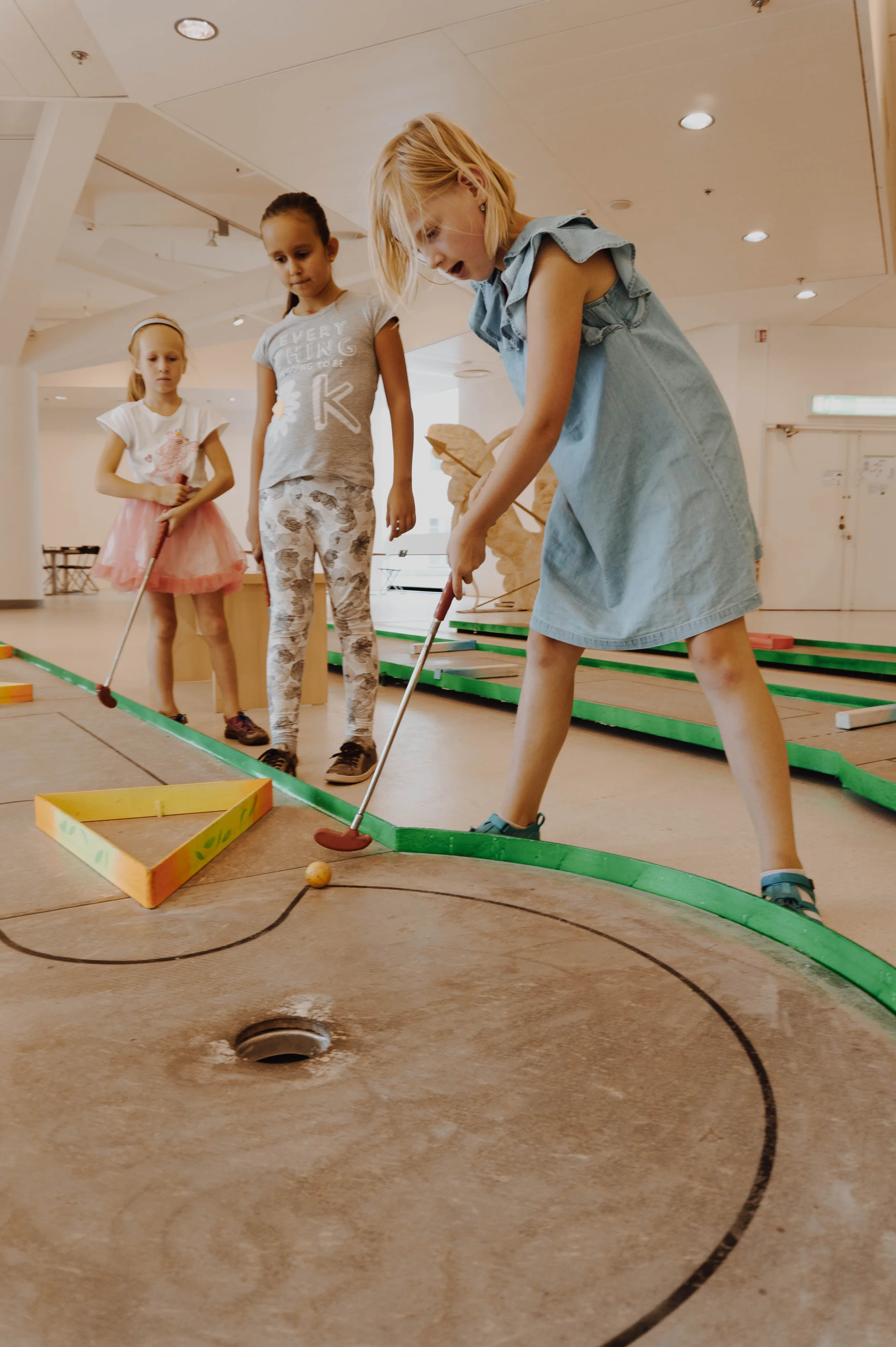 Krytý minigolf na břehu Vltavy vedený profíky: celodenní vstup ve všední dny pro děti i dospělé
