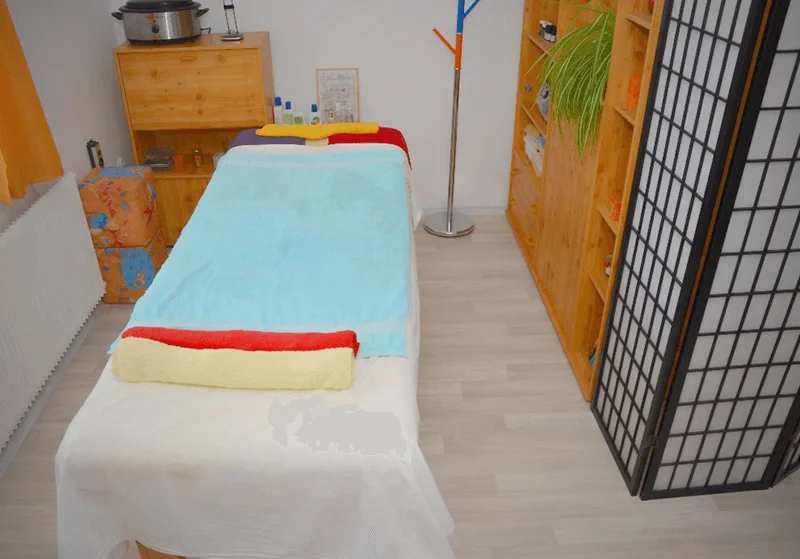 Reflexní terapie nohou či relaxační nebo aroma masáž zad: 45–60 min.