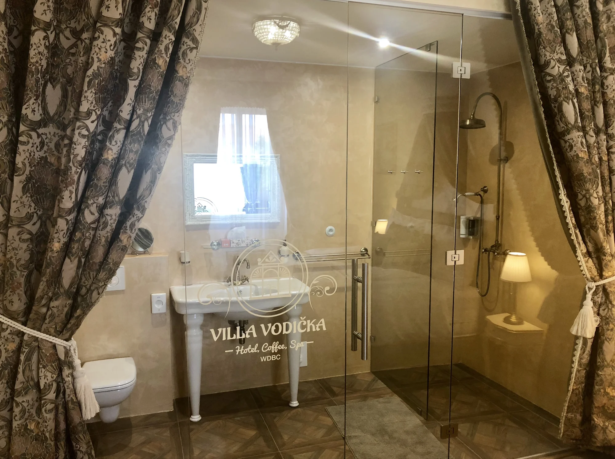 Romantika v krásných Piešťanech: stylová vila se snídaní i privátním wellness pro dva