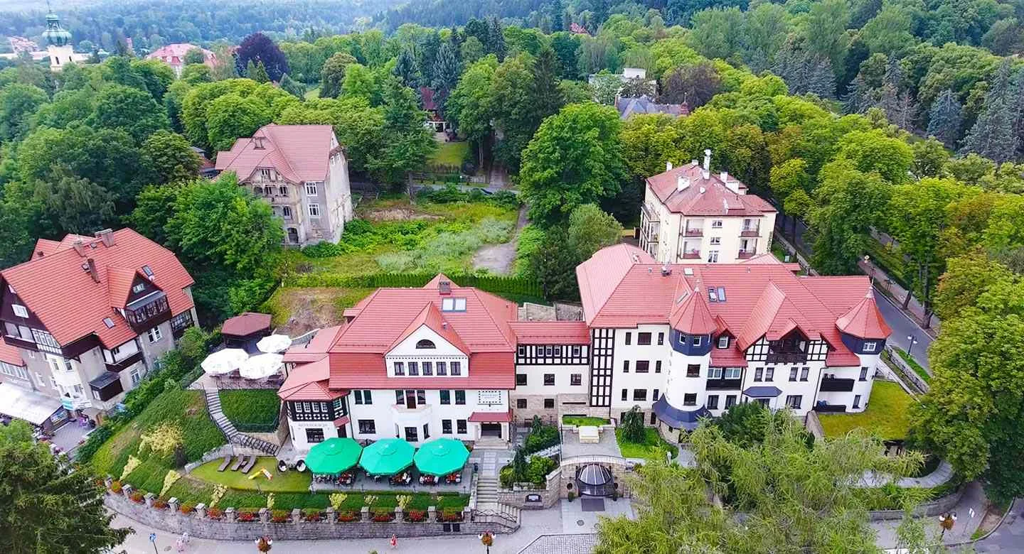 Polanica Zdrój: historický hotel s wellness, polopenze i vybavení pro rodiny a až 2 děti zdarma