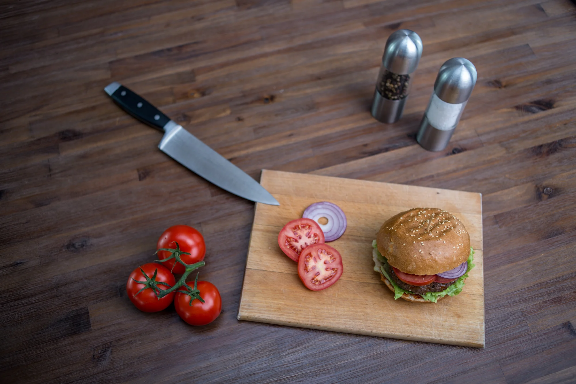Burger menu: 100% hovězí z českého chovu, americká BBQ omáčka, hranolky i nápoj, 2 pobočky