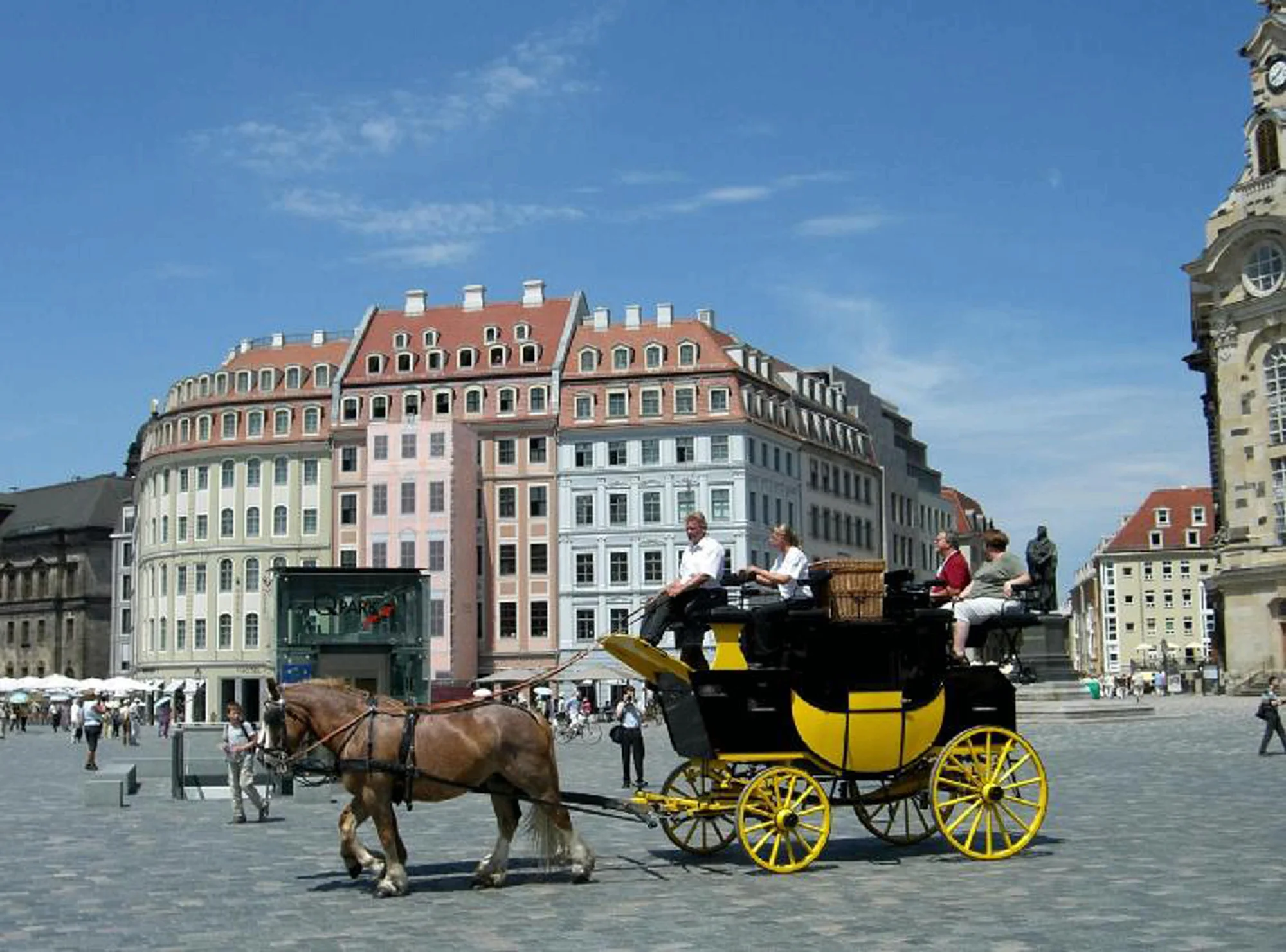 Dárkový lodní lístek na romantickou plavbu do Drážďan, s obědem, večeří, živou hudbou, ochutnávkou vín a průvodcem