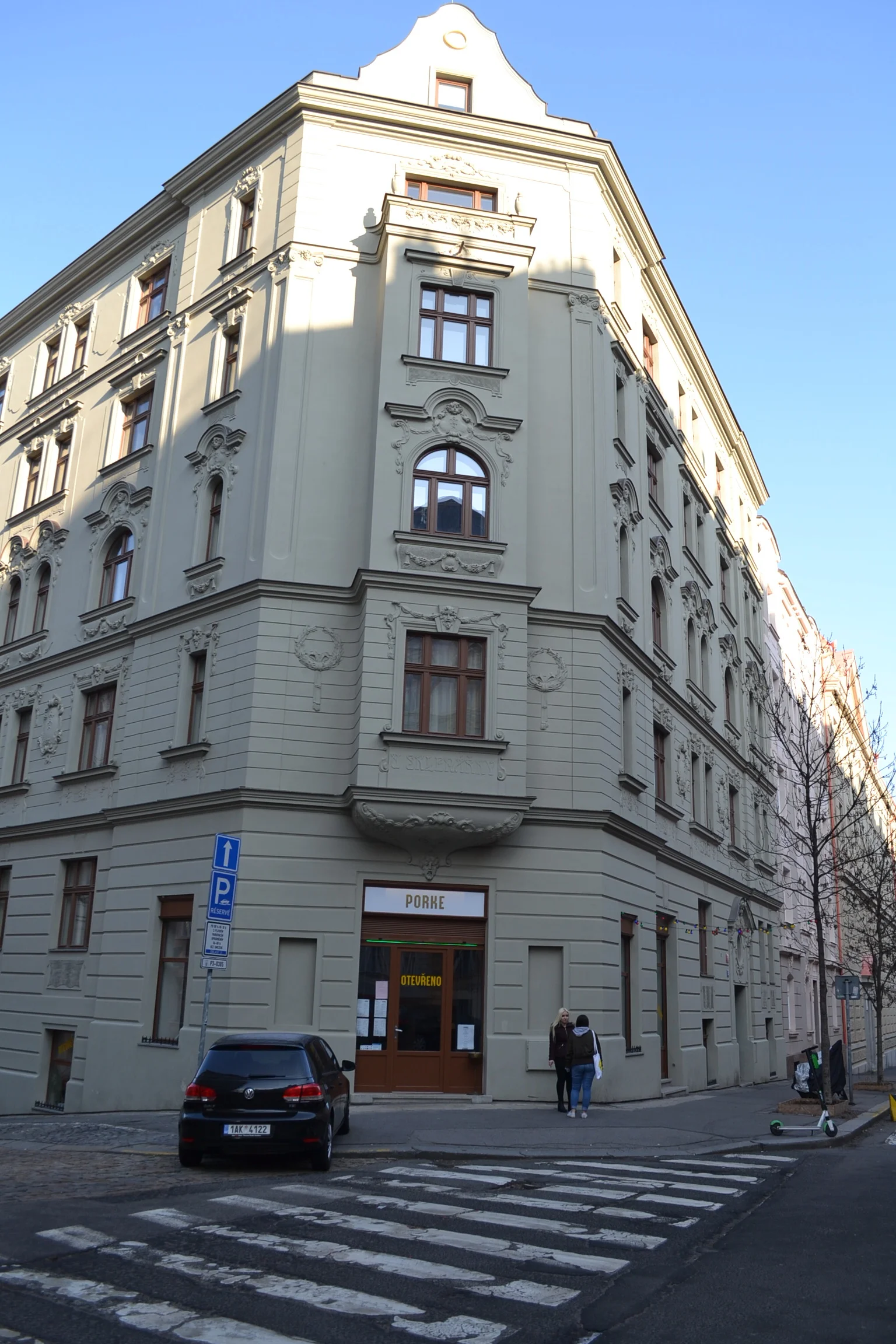 Jídlo dle výběru pro dvě osoby v tapas restauraci: carpaccio, tatarák i pinsa