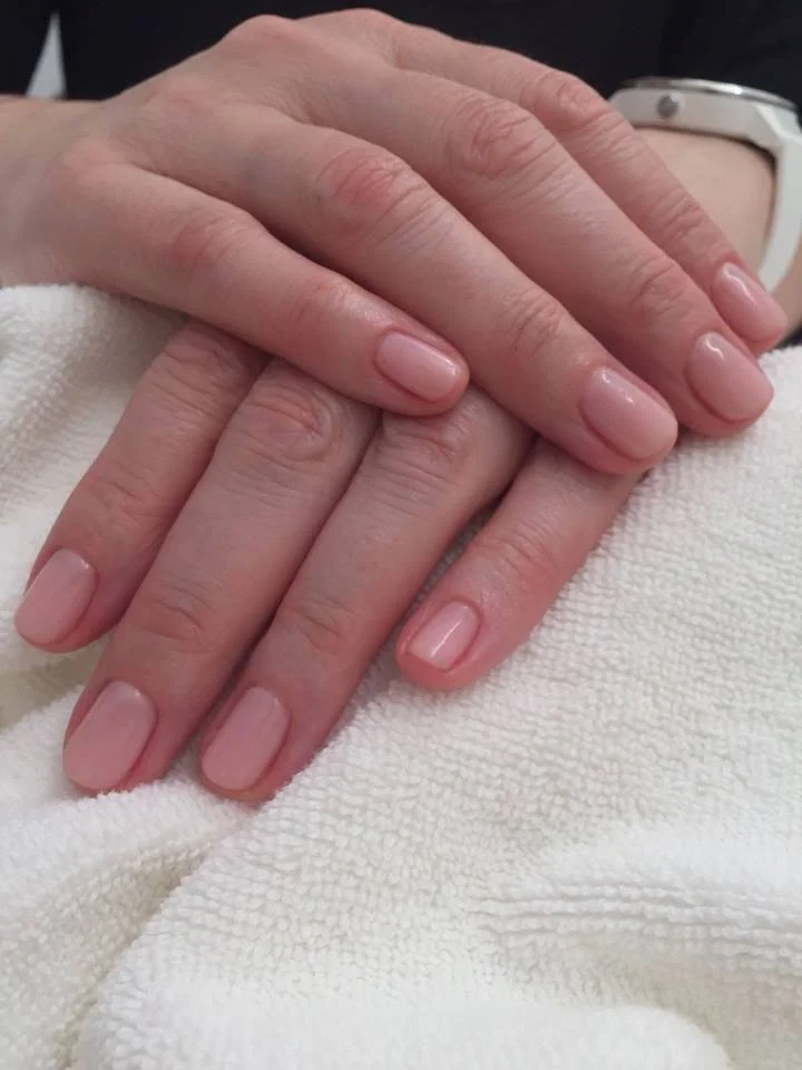 Ruce jako v bavlnce: klasická manikúra s masáží, lakováním gel lakem či P-shine