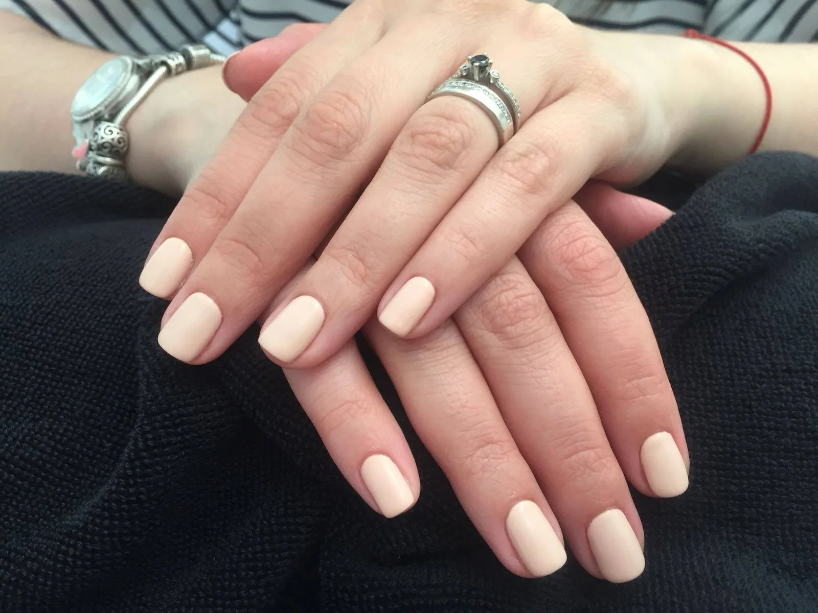 Ruce jako v bavlnce: klasická manikúra s masáží, lakováním gel lakem či P-shine