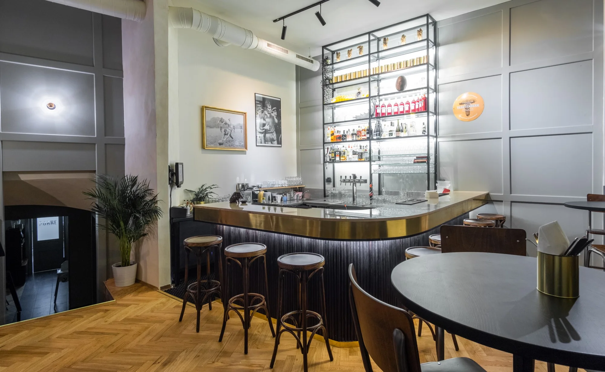 Jídlo dle výběru pro dvě osoby v tapas restauraci: carpaccio, tatarák i pinsa