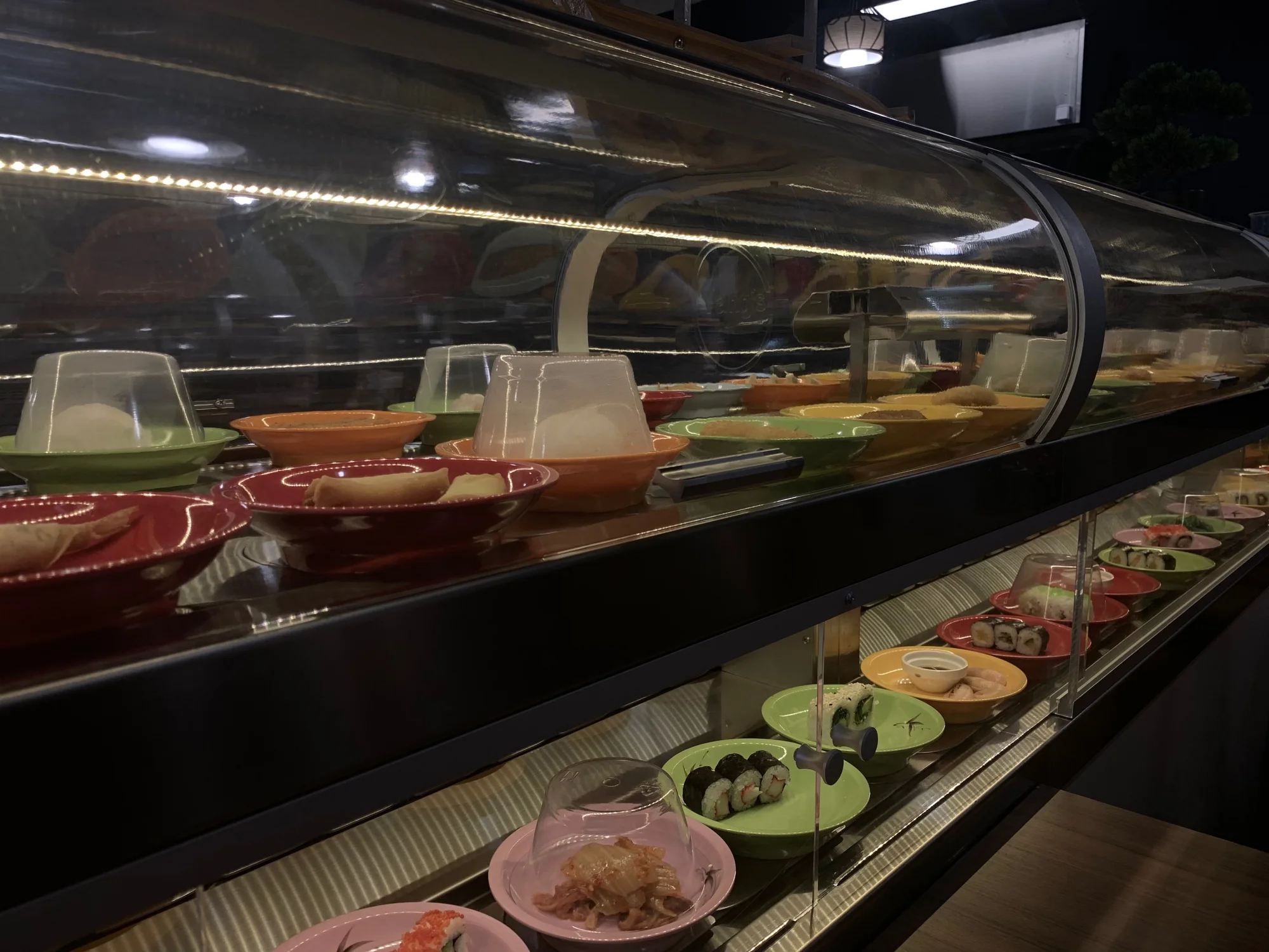Neomezené hodování asijských dobrot: 2 hodiny running sushi pro jednoho