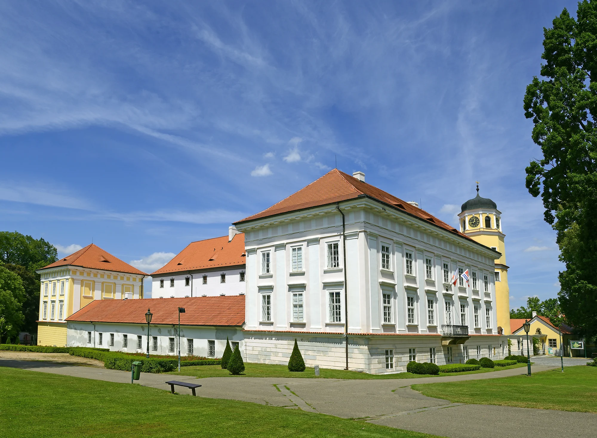 Hotel v bývalé továrně ve Vlašimi: snídaně, polopenze a bowling či wellness