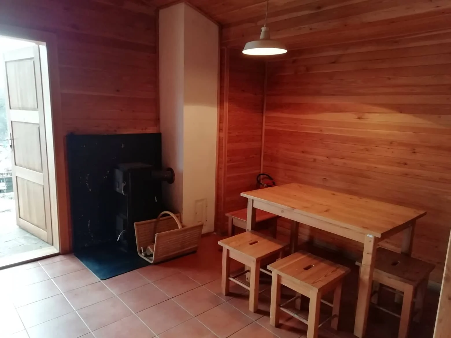 Lesní dobrodružství pro 2-5 osob ve srubových chatkách Bunč i se snídaní a opékáním