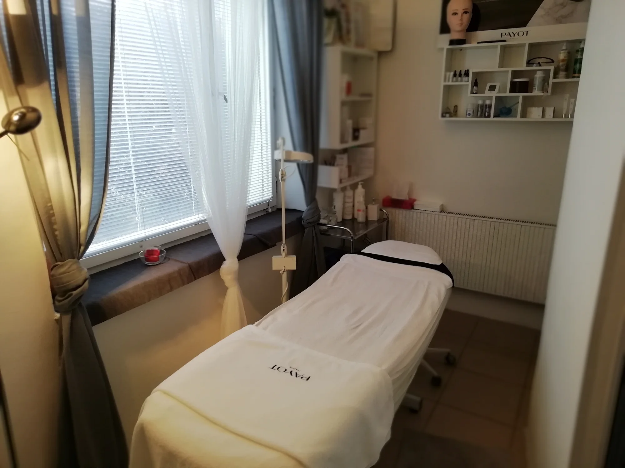 Permanentní make-up: vláskování nebo stínování obočí včetně korekce