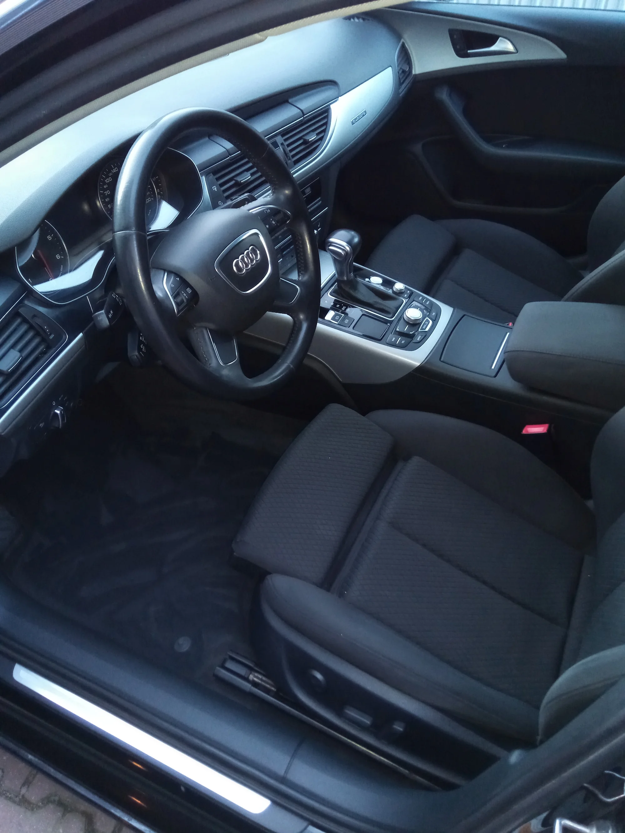 Důkladná péče o vaše auto: tepování sedadel i čištění interiéru