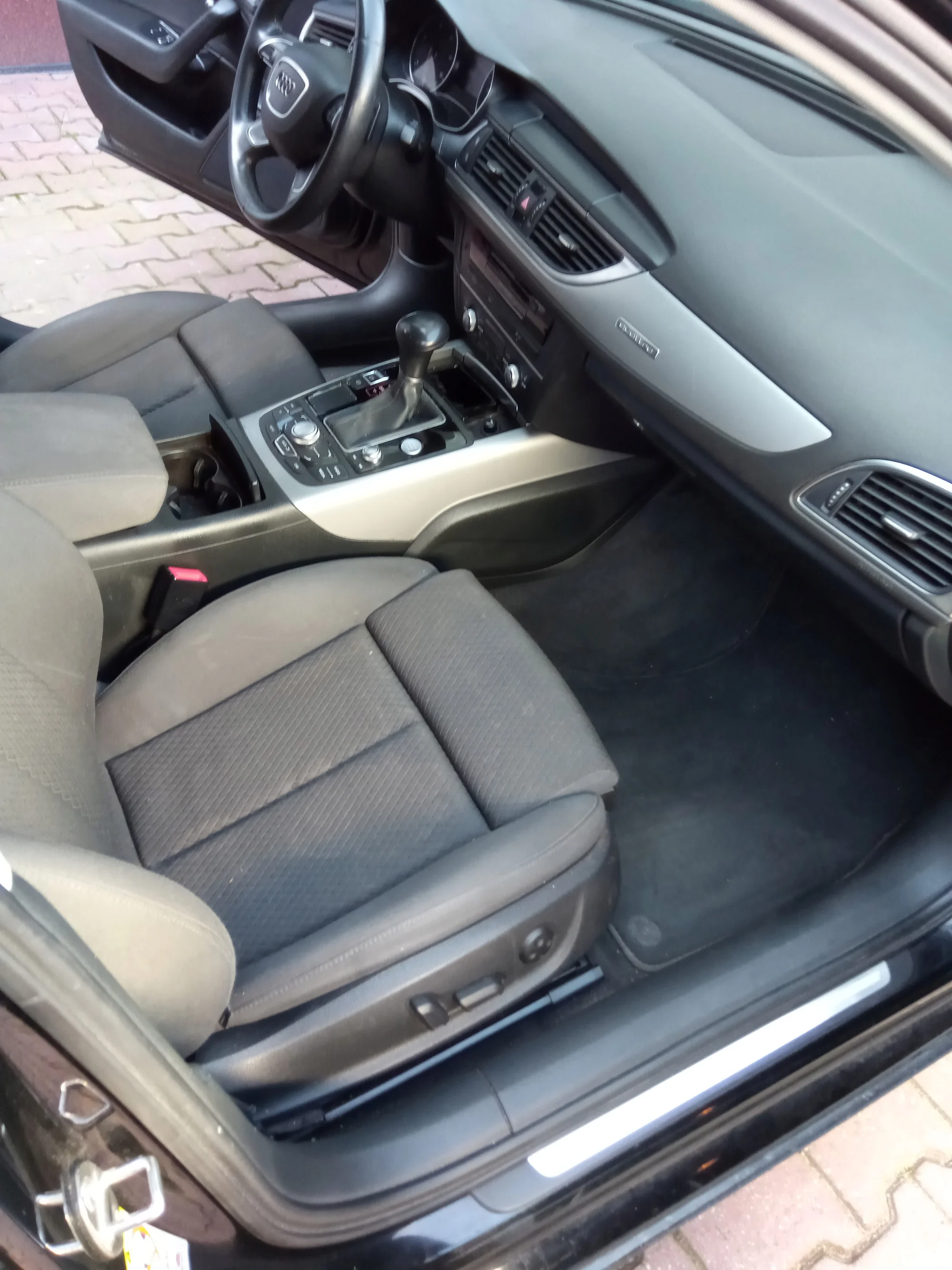Důkladná péče o vaše auto: tepování sedadel i čištění interiéru
