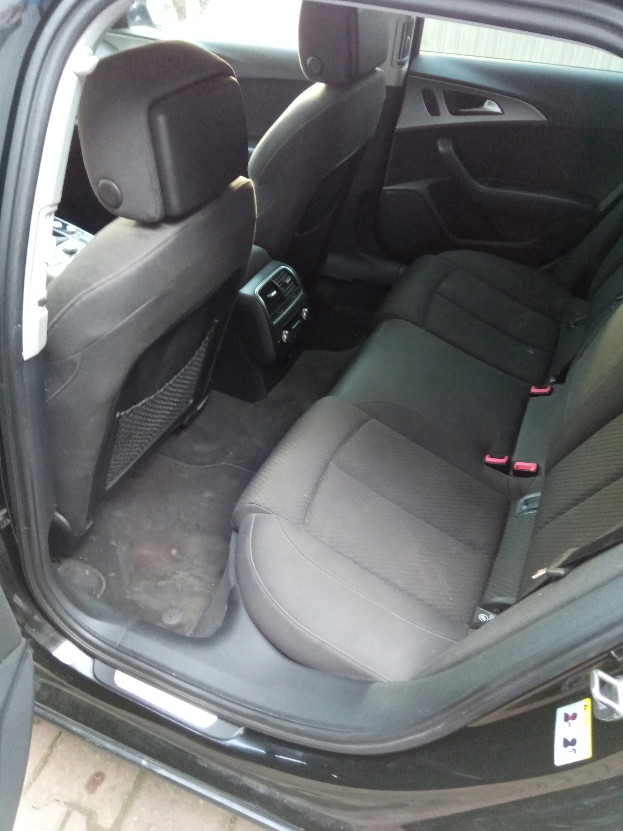 Důkladná péče o vaše auto: tepování sedadel i čištění interiéru