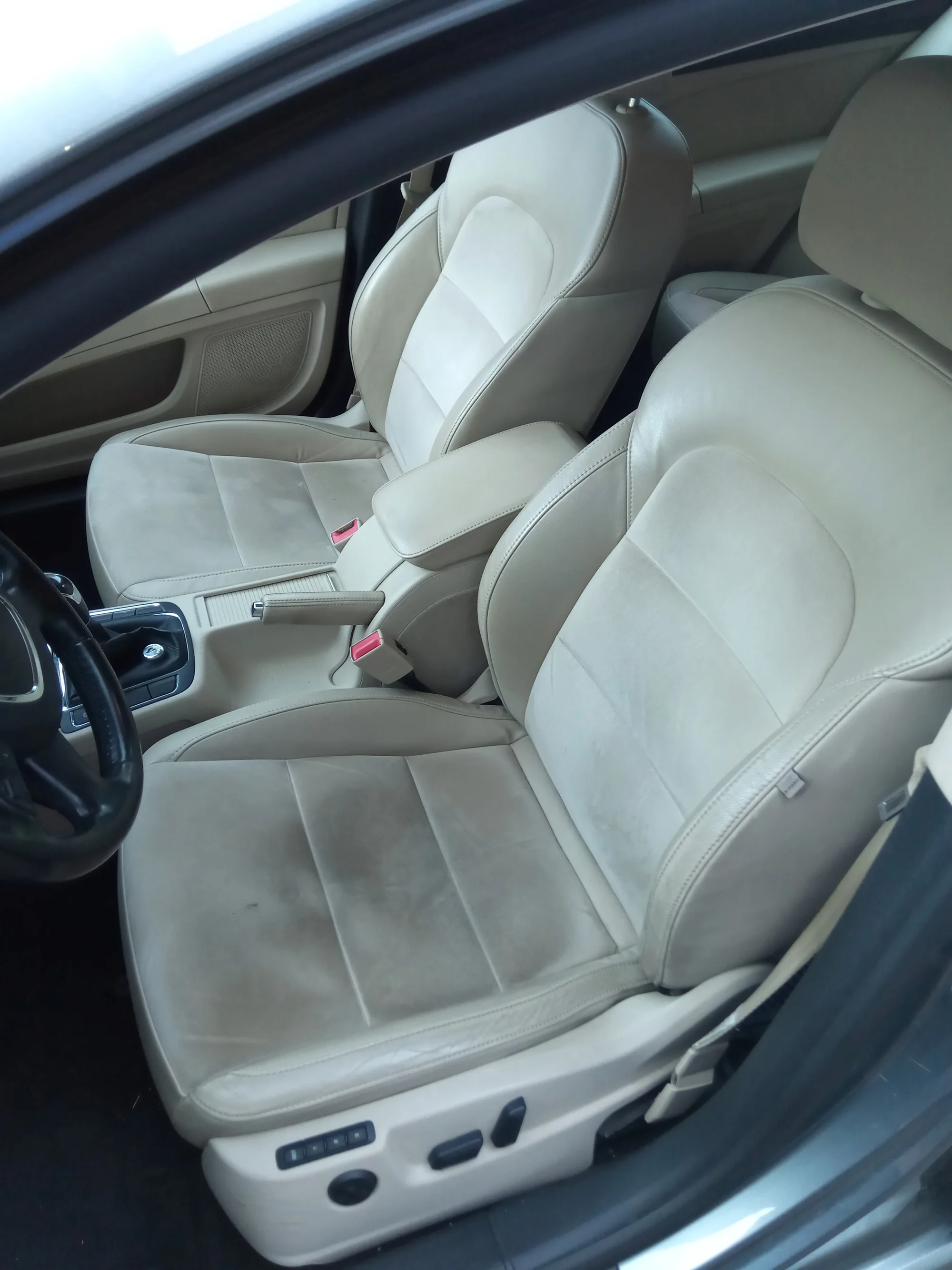Důkladná péče o vaše auto: tepování sedadel i čištění interiéru