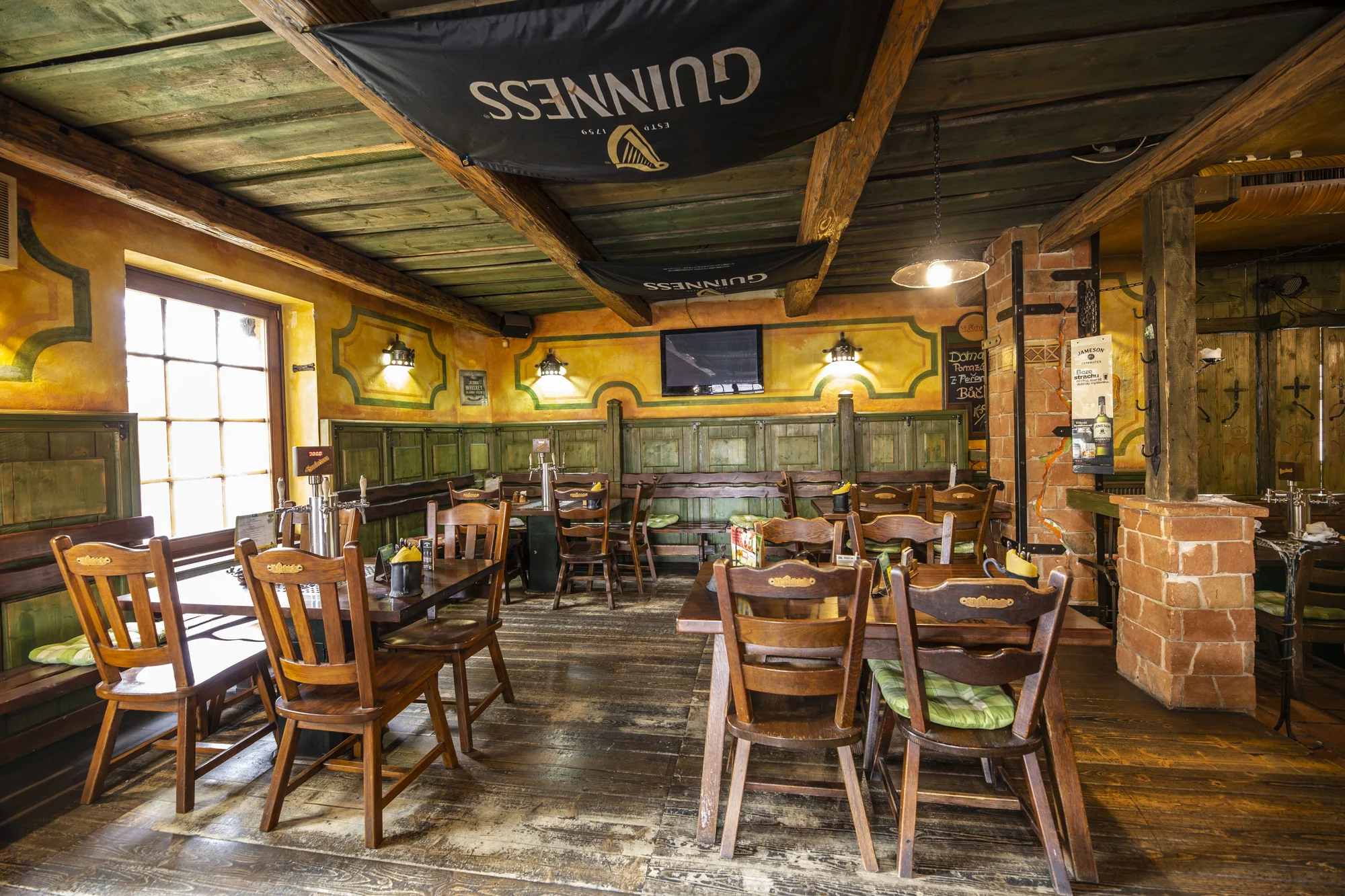 Masové prkno v irské restauraci pro 2 osoby: žebra, hovězí steak, křídla i krevety