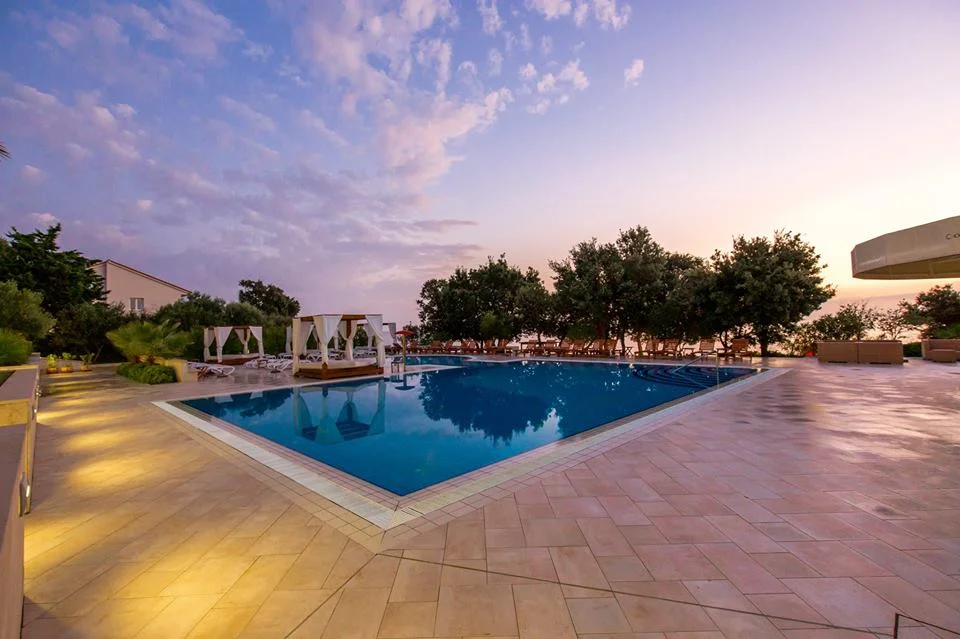 4* dovolená na chorvatském ostrově Pag: all inclusive i bazény, 2 děti zdarma