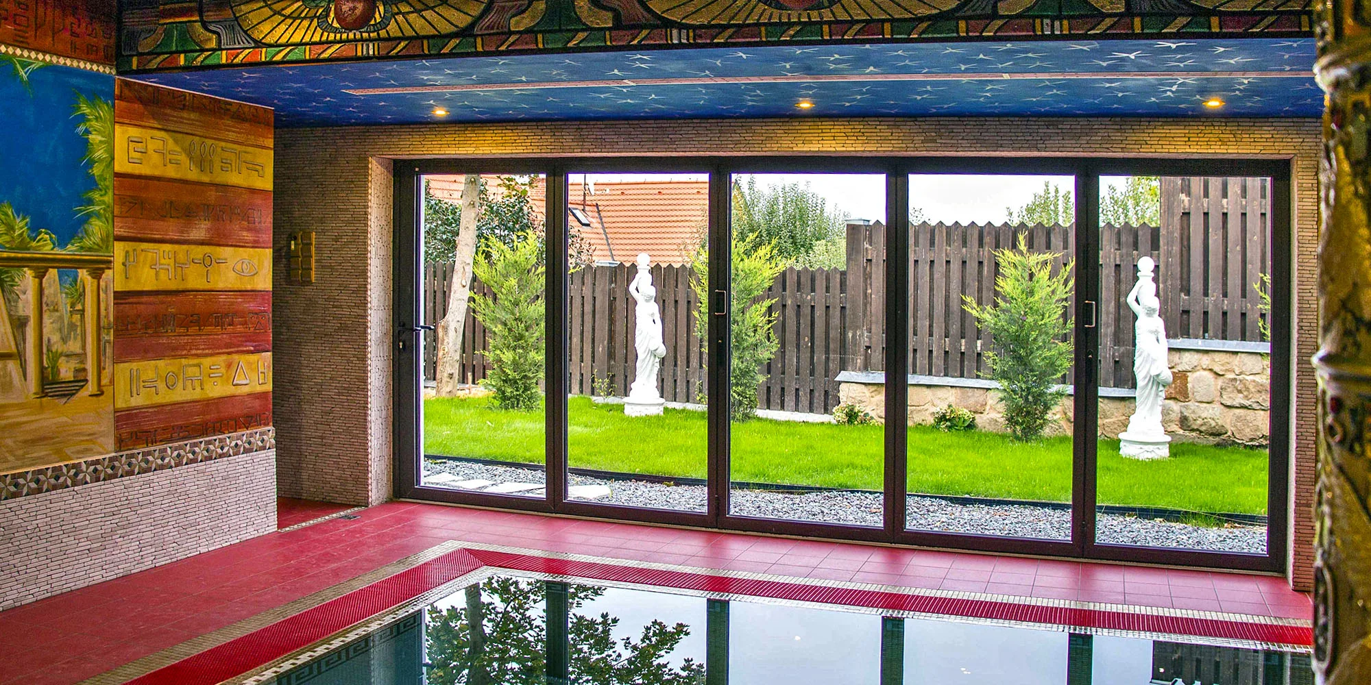 Relax v pyramidě v egyptském stylu pro 2 osoby: privátní vířivka a slaný bazén v čase 11:00–15:00